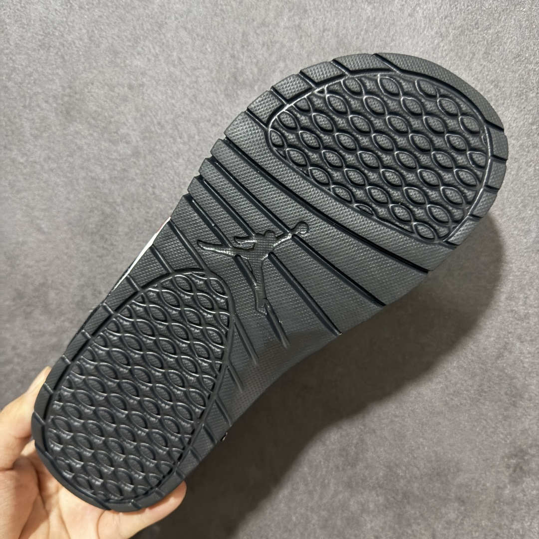 Air Jordan 12 Hydro Retro Slides 系列运动拖鞋经典的配色装扮 加上可调节