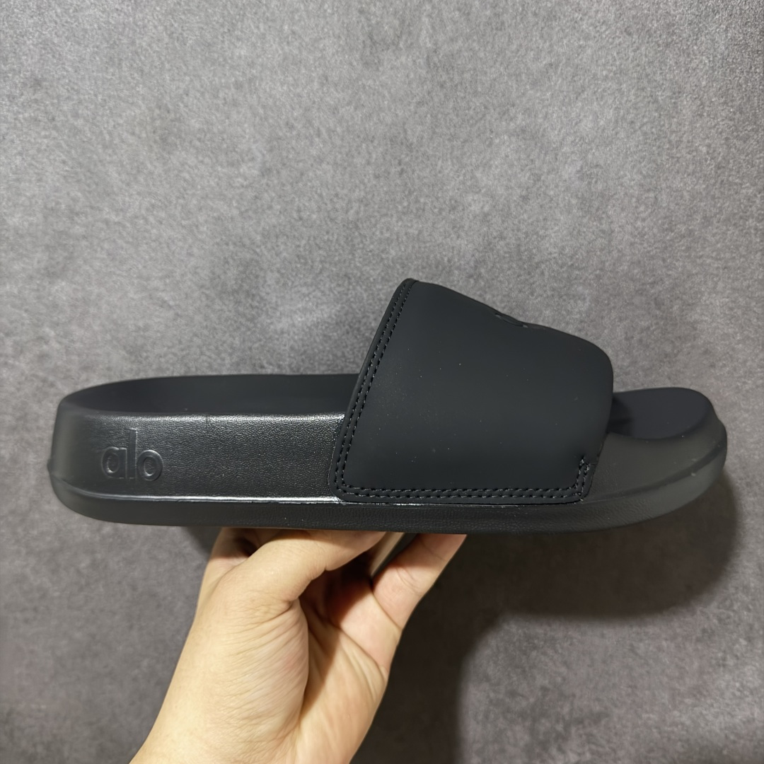 【公司级】美国知名瑜伽品牌Alo Yoga IT Slides 室外系列夏季沙滩休闲运动一字拖鞋 A0669U 男女鞋采用纤维革鞋面材质,外搭超轻一次发泡MD底模鞋床,可吸汗织物衬里材料,柔软舒适 尺码:36 36.5 37 38 38.5 39 40 40.5 41 42 42.5 43 44 45 46-选品中心