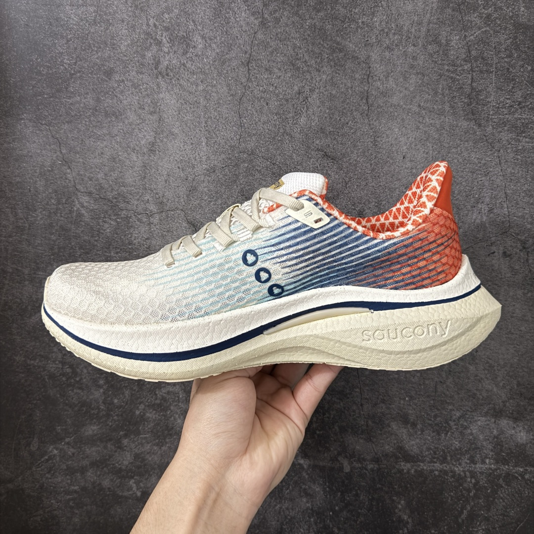 图片[2]-【GX纯原版】Saucony ENDORPHIN SPEED 啡速 5 尼龙板 HTC CHINA 百搭舒适 低帮 PWRRUNC 中底 马拉松训练竞速跑步鞋 男女同款 注意区分市场公司级 品质细节有明显区别 1：1碳板 秒杀市面错误贴合碳板回 1：1私模 正确巴斯夫爆米花 秒杀市面错误版 索康尼推出的跑鞋是一款外观激进但脚感舒适的跑鞋 采用了全新的中底设计和鞋面工程 保留了软弹脚感和稳定支撑 适合进阶跑者和喜欢软弹脚感的跑者选择 尺码：36-45带半码-选品中心