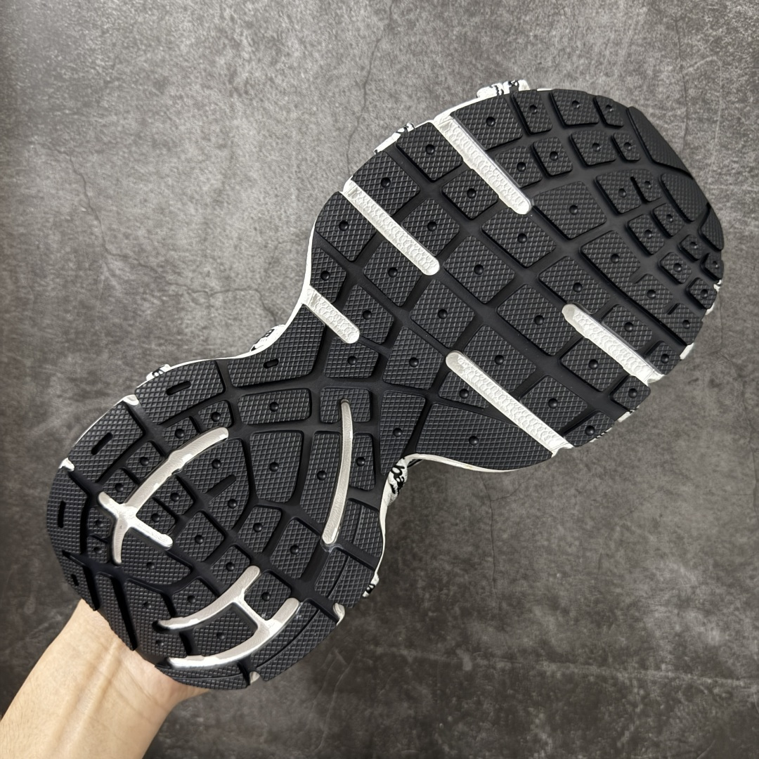 图片[9]-【X版纯原】BALENCIAGA 3XL Sneakers 巴黎世家十代网布系带低帮走秀复古老爹鞋 全新版本 全新顶端品质 全套原纸板楦头开发 最原汁原味的灵魂版型 全鞋荧光划线卡点 胶水把控整洁度追求极致完美 每一双都是工艺品 多重QC质检 超越公司货的品控标准 实实在在的免检产品 原盒原配 正确字体电绣 粗细、位置、大小正确 侧边TPU 透气孔匹配意产原版 正确分离大底 TPU软底 原版一致大底LOGO 立体感十足 原厂皮料水洗做旧 采购原厂网纱 不含皮革 网布材料和聚氨酯 磨损效果 鞋头边缘和后帮 Balenciaga 徽标 鞋面和后跟凸印尺码 鞋舌 3XL 橡胶品牌标识和反光细节 鞋帮拉袢和鞋舌拉祥 配反光细节 备用鞋带在鞋履前侧 可在穿着前取下 便于不同造型搭配 正常尺码 尺码：35 36 37 38 39 40 41 42 43 44 45 46-莆田鞋