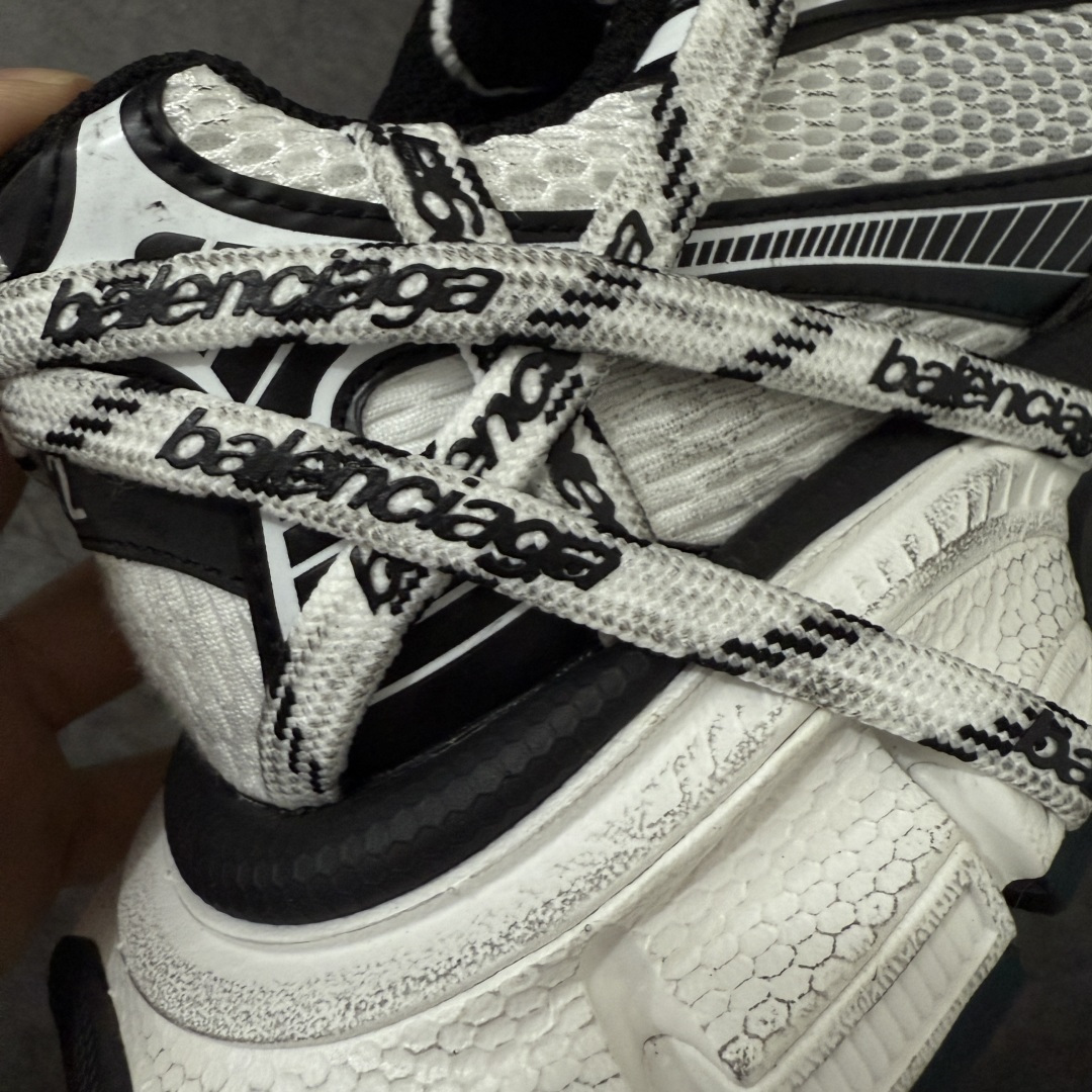 图片[3]-【X版纯原】BALENCIAGA 3XL Sneakers 巴黎世家十代网布系带低帮走秀复古老爹鞋 全新版本 全新顶端品质 全套原纸板楦头开发 最原汁原味的灵魂版型 全鞋荧光划线卡点 胶水把控整洁度追求极致完美 每一双都是工艺品 多重QC质检 超越公司货的品控标准 实实在在的免检产品 原盒原配 正确字体电绣 粗细、位置、大小正确 侧边TPU 透气孔匹配意产原版 正确分离大底 TPU软底 原版一致大底LOGO 立体感十足 原厂皮料水洗做旧 采购原厂网纱 不含皮革 网布材料和聚氨酯 磨损效果 鞋头边缘和后帮 Balenciaga 徽标 鞋面和后跟凸印尺码 鞋舌 3XL 橡胶品牌标识和反光细节 鞋帮拉袢和鞋舌拉祥 配反光细节 备用鞋带在鞋履前侧 可在穿着前取下 便于不同造型搭配 正常尺码 尺码：35 36 37 38 39 40 41 42 43 44 45 46-莆田鞋