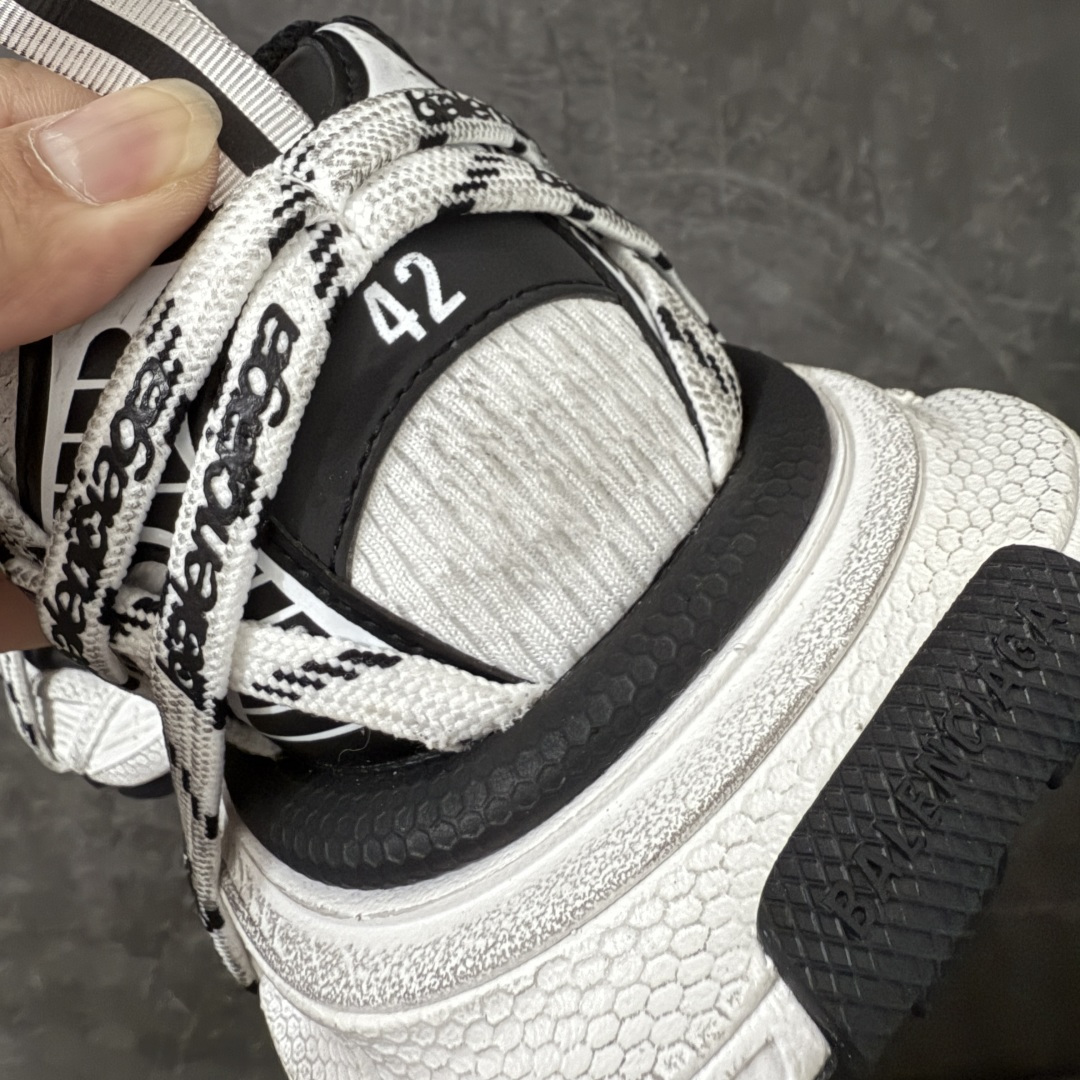 图片[2]-【X版纯原】BALENCIAGA 3XL Sneakers 巴黎世家十代网布系带低帮走秀复古老爹鞋 全新版本 全新顶端品质 全套原纸板楦头开发 最原汁原味的灵魂版型 全鞋荧光划线卡点 胶水把控整洁度追求极致完美 每一双都是工艺品 多重QC质检 超越公司货的品控标准 实实在在的免检产品 原盒原配 正确字体电绣 粗细、位置、大小正确 侧边TPU 透气孔匹配意产原版 正确分离大底 TPU软底 原版一致大底LOGO 立体感十足 原厂皮料水洗做旧 采购原厂网纱 不含皮革 网布材料和聚氨酯 磨损效果 鞋头边缘和后帮 Balenciaga 徽标 鞋面和后跟凸印尺码 鞋舌 3XL 橡胶品牌标识和反光细节 鞋帮拉袢和鞋舌拉祥 配反光细节 备用鞋带在鞋履前侧 可在穿着前取下 便于不同造型搭配 正常尺码 尺码：35 36 37 38 39 40 41 42 43 44 45 46-莆田鞋