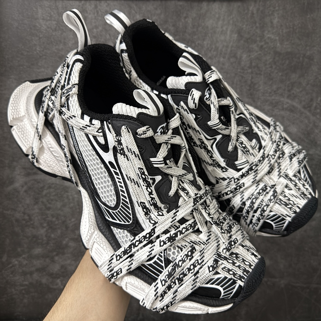 【X版纯原】BALENCIAGA 3XL Sneakers 巴黎世家十代网布系带低帮走秀复古老爹鞋 全新版本 全新顶端品质 全套原纸板楦头开发 最原汁原味的灵魂版型 全鞋荧光划线卡点 胶水把控整洁度追求极致完美 每一双都是工艺品 多重QC质检 超越公司货的品控标准 实实在在的免检产品 原盒原配 正确字体电绣 粗细、位置、大小正确 侧边TPU 透气孔匹配意产原版 正确分离大底 TPU软底 原版一致大底LOGO 立体感十足 原厂皮料水洗做旧 采购原厂网纱 不含皮革 网布材料和聚氨酯 磨损效果 鞋头边缘和后帮 Balenciaga 徽标 鞋面和后跟凸印尺码 鞋舌 3XL 橡胶品牌标识和反光细节 鞋帮拉袢和鞋舌拉祥 配反光细节 备用鞋带在鞋履前侧 可在穿着前取下 便于不同造型搭配 正常尺码 尺码:35 36 37 38 39 40 41 42 43 44 45 46-选品中心