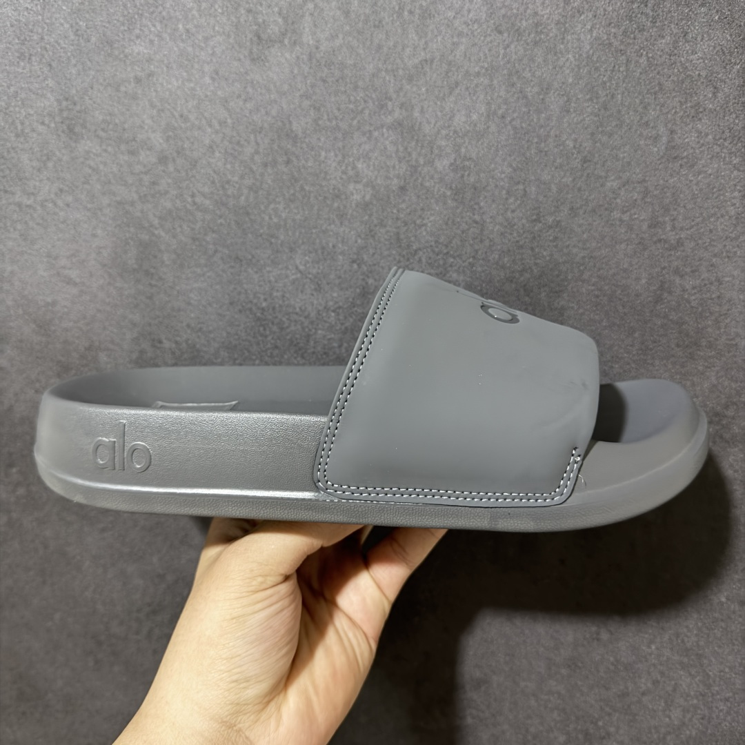 【公司级】美国知名瑜伽品牌Alo Yoga IT Slides 室外系列夏季沙滩休闲运动一字拖鞋 A0669U 男女鞋采用纤维革鞋面材质,外搭超轻一次发泡MD底模鞋床,可吸汗织物衬里材料,柔软舒适 尺码:36 36.5 37 38 38.5 39 40 40.5 41 42 42.5 43 44 45 46-选品中心