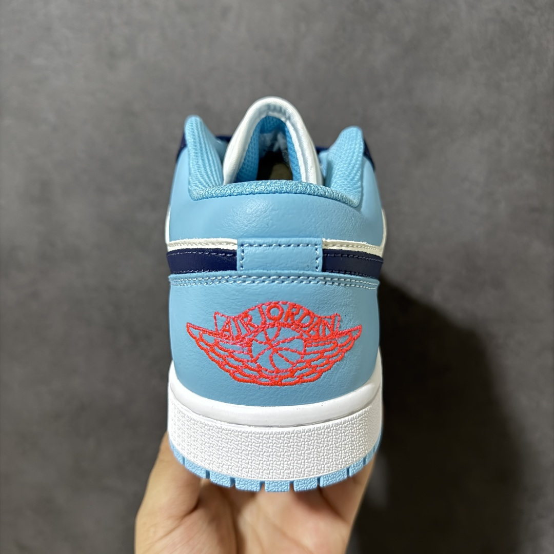 图片[4]-【公司级】Air Jordan 1 Low 低帮 黑曜石 AJ1 乔丹1代 aj1 乔1 低邦 蓝白粉 男女同款 乔丹篮球鞋系列 整双鞋在配色方面延续了早前的构色方案，全鞋将白色作为底色使用黑曜石渲染鞋身四周；不仅如此，设计师还用黑曜石点缀了鞋身两侧的Swoosh Logo，进一步强化鞋款的色彩层次；但有意思的是，后部部分辅以北卡蓝色呈现，细节上，除了鞋舌上醒目的粉色Jumpmman Logo外，在后跟位置上还将高帮款式Wings Logo标志置到在后跟上，再度彰显鞋款身份；最后以白色中底搭配蓝色橡胶外底完善整体设计收尾。 货号：553558-149 尺码：36 36.5 37.5 38 38.5 39 40 40.5 41 42 42.5 43 44 44.5 45 46-选品中心
