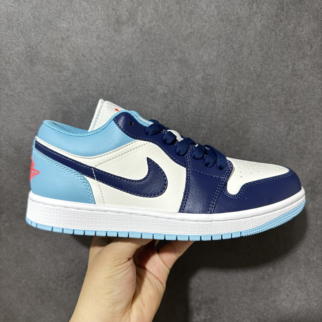 【公司级】Air Jordan 1 Low 低帮 黑曜石 AJ1 乔丹1代 aj1 乔1 低邦 蓝白粉 男女同款 乔丹篮球鞋系列 整双鞋在配色方面延续了早前的构色方案，全鞋将白色作为底色使用黑曜石渲染鞋身四周；不仅如此，设计师还用黑曜石点缀了鞋身两侧的Swoosh Logo，进一步强化鞋款的色彩层次；但有意思的是，后部部分辅以北卡蓝色呈现，细节上，除了鞋舌上醒目的粉色Jumpmman Logo外，在后跟位置上还将高帮款式Wings Logo标志置到在后跟上，再度彰显鞋款身份；最后以白色中底搭配蓝色橡胶外底完善整体设计收尾。 货号：553558-149 尺码：36 36.5 37.5 38 38.5 39 40 40.5 41 42 42.5 43 44 44.5 45 46-选品中心
