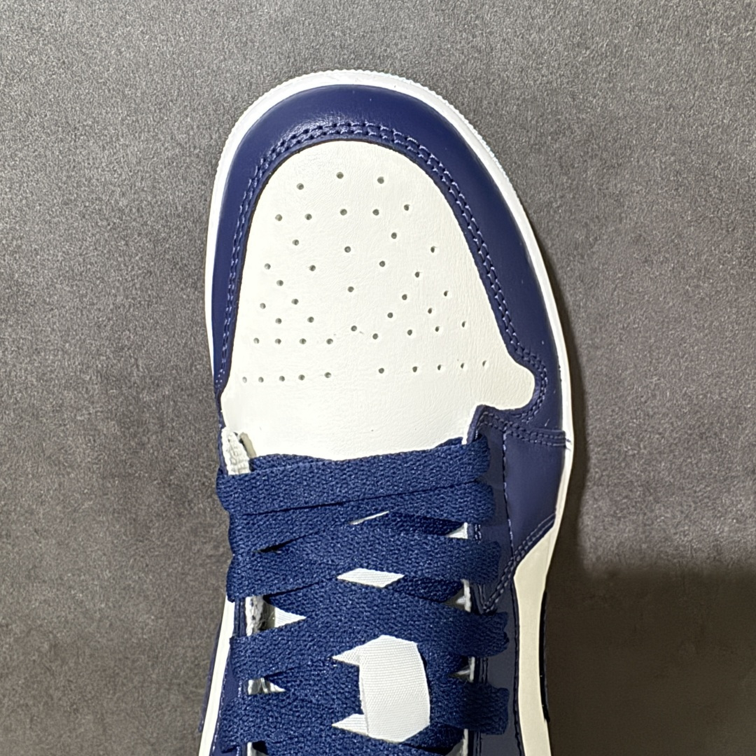 图片[5]-【公司级】Air Jordan 1 Low 低帮 黑曜石 AJ1 乔丹1代 aj1 乔1 低邦 蓝白粉 男女同款 乔丹篮球鞋系列 整双鞋在配色方面延续了早前的构色方案，全鞋将白色作为底色使用黑曜石渲染鞋身四周；不仅如此，设计师还用黑曜石点缀了鞋身两侧的Swoosh Logo，进一步强化鞋款的色彩层次；但有意思的是，后部部分辅以北卡蓝色呈现，细节上，除了鞋舌上醒目的粉色Jumpmman Logo外，在后跟位置上还将高帮款式Wings Logo标志置到在后跟上，再度彰显鞋款身份；最后以白色中底搭配蓝色橡胶外底完善整体设计收尾。 货号：553558-149 尺码：36 36.5 37.5 38 38.5 39 40 40.5 41 42 42.5 43 44 44.5 45 46-选品中心