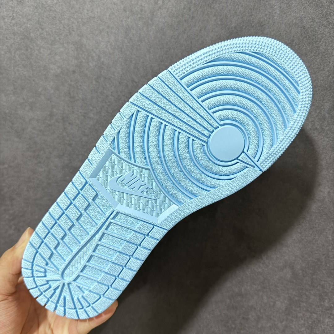 图片[9]-【公司级】Air Jordan 1 Low 低帮 黑曜石 AJ1 乔丹1代 aj1 乔1 低邦 蓝白粉 男女同款 乔丹篮球鞋系列 整双鞋在配色方面延续了早前的构色方案，全鞋将白色作为底色使用黑曜石渲染鞋身四周；不仅如此，设计师还用黑曜石点缀了鞋身两侧的Swoosh Logo，进一步强化鞋款的色彩层次；但有意思的是，后部部分辅以北卡蓝色呈现，细节上，除了鞋舌上醒目的粉色Jumpmman Logo外，在后跟位置上还将高帮款式Wings Logo标志置到在后跟上，再度彰显鞋款身份；最后以白色中底搭配蓝色橡胶外底完善整体设计收尾。 货号：553558-149 尺码：36 36.5 37.5 38 38.5 39 40 40.5 41 42 42.5 43 44 44.5 45 46-选品中心