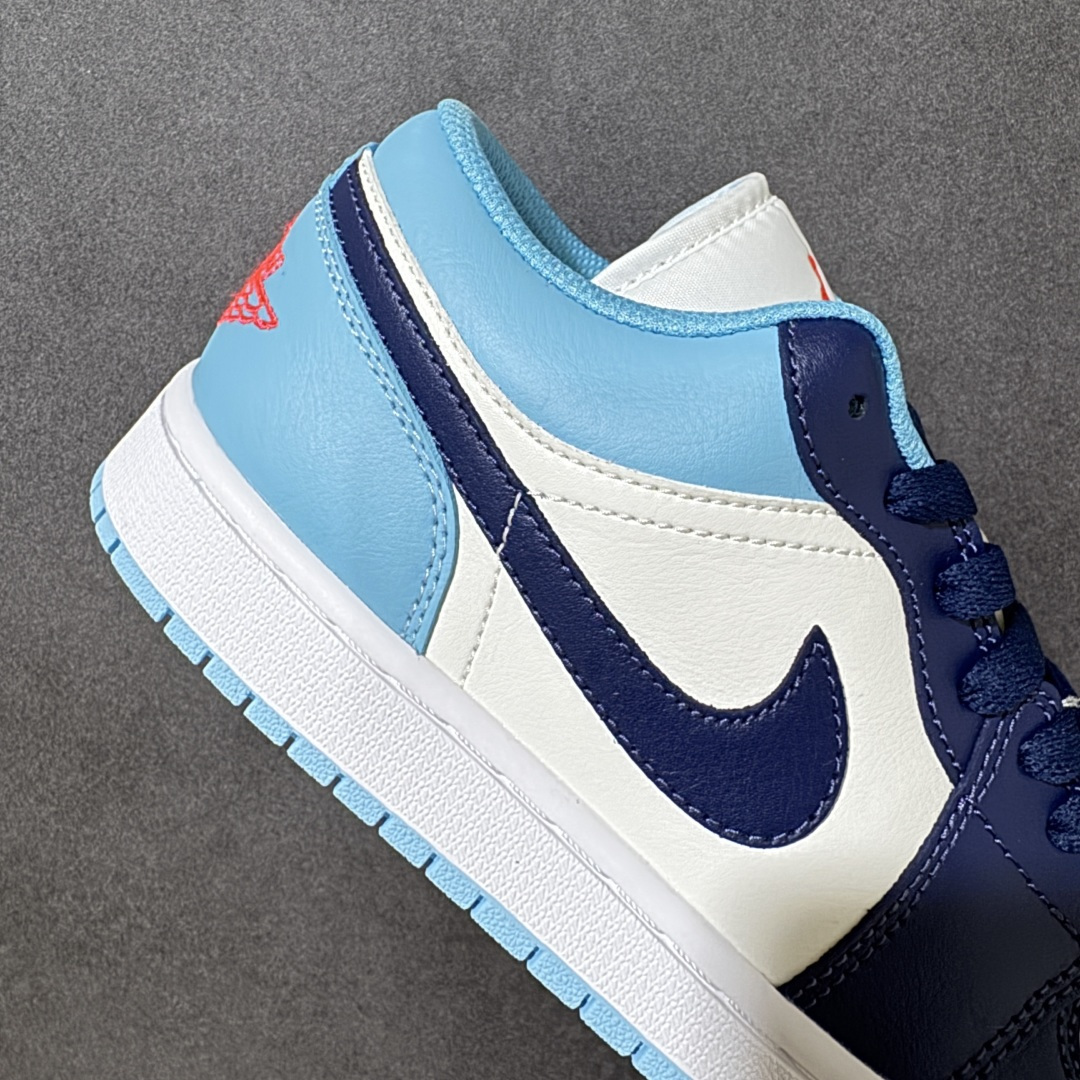 图片[7]-【公司级】Air Jordan 1 Low 低帮 黑曜石 AJ1 乔丹1代 aj1 乔1 低邦 蓝白粉 男女同款 乔丹篮球鞋系列 整双鞋在配色方面延续了早前的构色方案，全鞋将白色作为底色使用黑曜石渲染鞋身四周；不仅如此，设计师还用黑曜石点缀了鞋身两侧的Swoosh Logo，进一步强化鞋款的色彩层次；但有意思的是，后部部分辅以北卡蓝色呈现，细节上，除了鞋舌上醒目的粉色Jumpmman Logo外，在后跟位置上还将高帮款式Wings Logo标志置到在后跟上，再度彰显鞋款身份；最后以白色中底搭配蓝色橡胶外底完善整体设计收尾。 货号：553558-149 尺码：36 36.5 37.5 38 38.5 39 40 40.5 41 42 42.5 43 44 44.5 45 46-选品中心