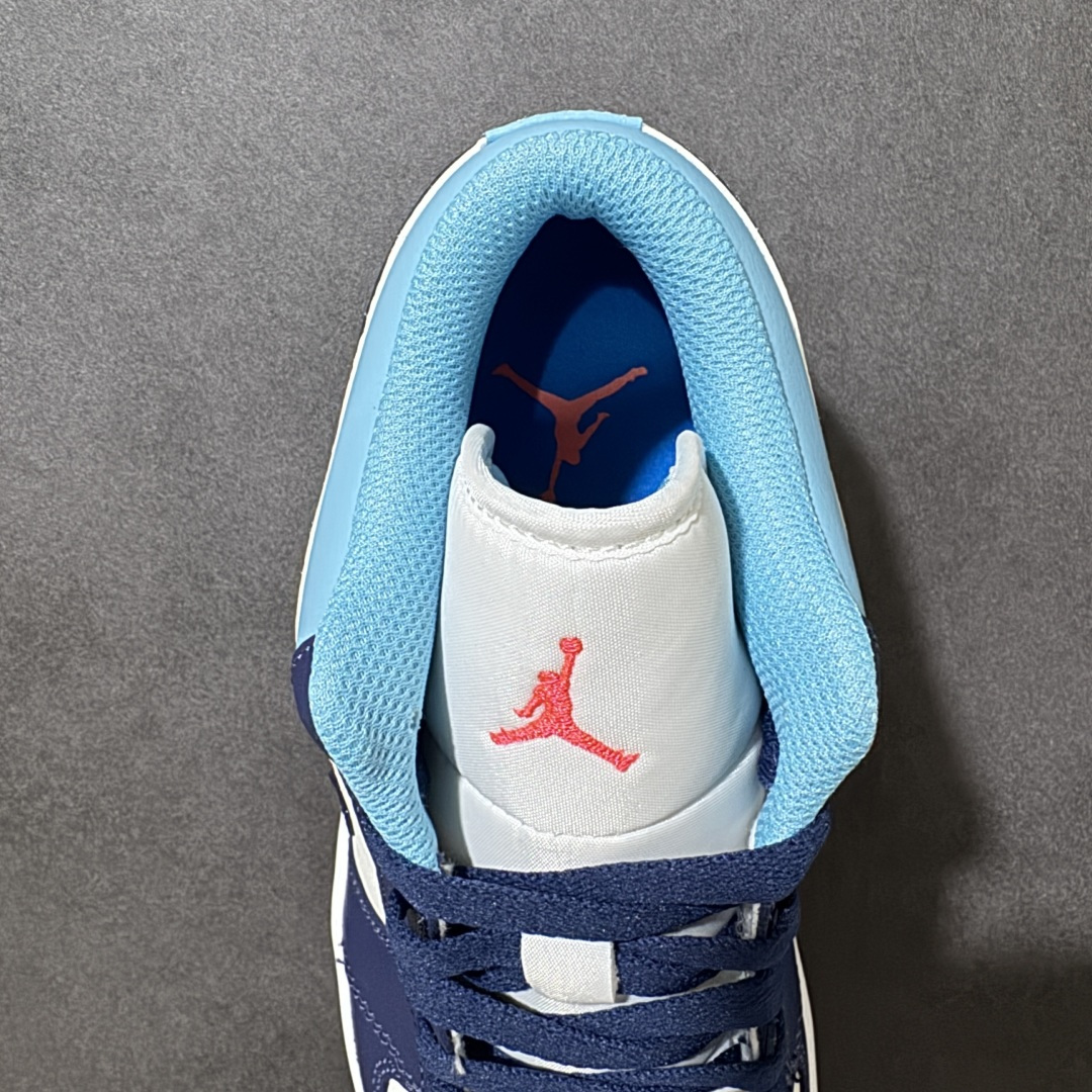 图片[6]-【公司级】Air Jordan 1 Low 低帮 黑曜石 AJ1 乔丹1代 aj1 乔1 低邦 蓝白粉 男女同款 乔丹篮球鞋系列 整双鞋在配色方面延续了早前的构色方案，全鞋将白色作为底色使用黑曜石渲染鞋身四周；不仅如此，设计师还用黑曜石点缀了鞋身两侧的Swoosh Logo，进一步强化鞋款的色彩层次；但有意思的是，后部部分辅以北卡蓝色呈现，细节上，除了鞋舌上醒目的粉色Jumpmman Logo外，在后跟位置上还将高帮款式Wings Logo标志置到在后跟上，再度彰显鞋款身份；最后以白色中底搭配蓝色橡胶外底完善整体设计收尾。 货号：553558-149 尺码：36 36.5 37.5 38 38.5 39 40 40.5 41 42 42.5 43 44 44.5 45 46-选品中心