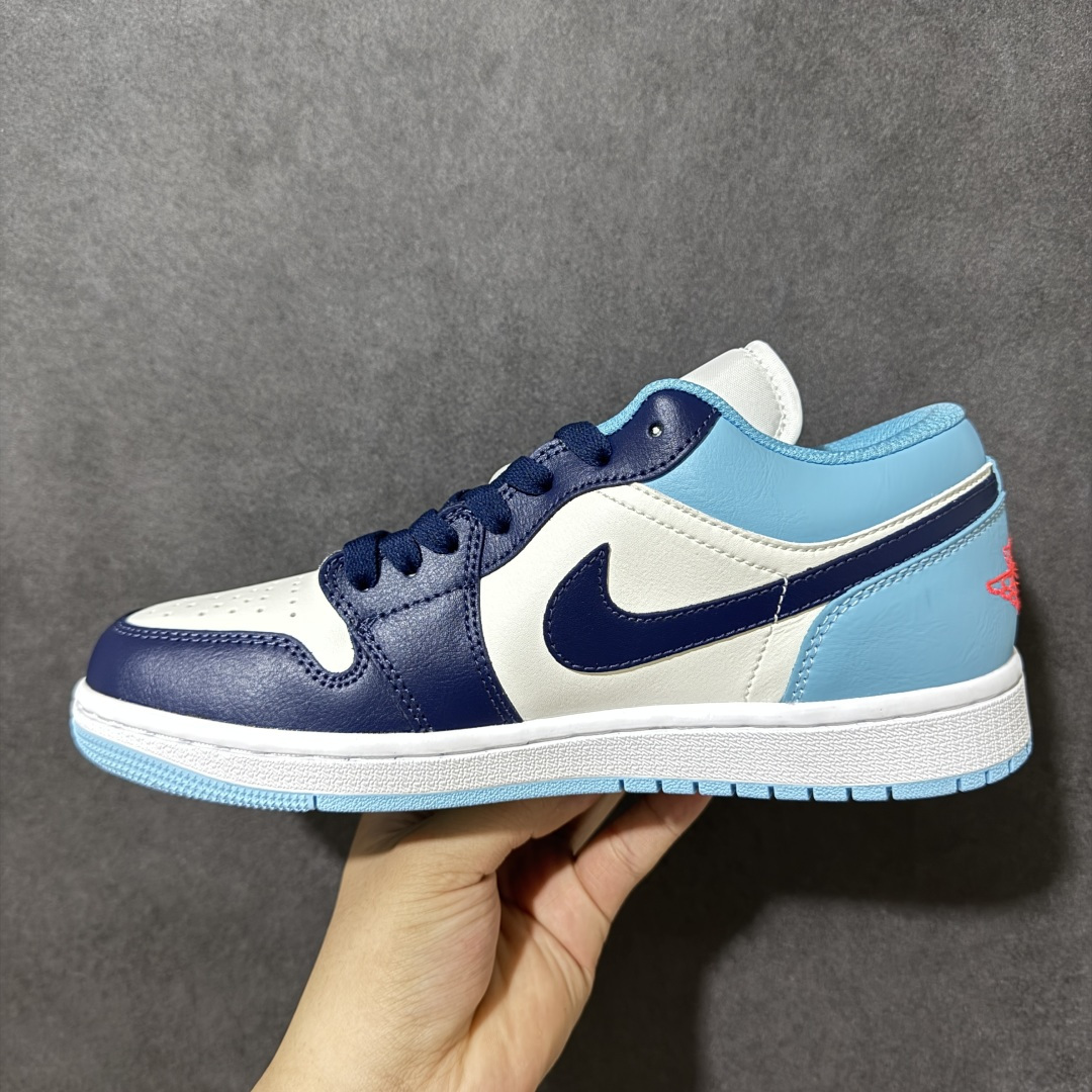 图片[2]-【公司级】Air Jordan 1 Low 低帮 黑曜石 AJ1 乔丹1代 aj1 乔1 低邦 蓝白粉 男女同款 乔丹篮球鞋系列 整双鞋在配色方面延续了早前的构色方案，全鞋将白色作为底色使用黑曜石渲染鞋身四周；不仅如此，设计师还用黑曜石点缀了鞋身两侧的Swoosh Logo，进一步强化鞋款的色彩层次；但有意思的是，后部部分辅以北卡蓝色呈现，细节上，除了鞋舌上醒目的粉色Jumpmman Logo外，在后跟位置上还将高帮款式Wings Logo标志置到在后跟上，再度彰显鞋款身份；最后以白色中底搭配蓝色橡胶外底完善整体设计收尾。 货号：553558-149 尺码：36 36.5 37.5 38 38.5 39 40 40.5 41 42 42.5 43 44 44.5 45 46-选品中心