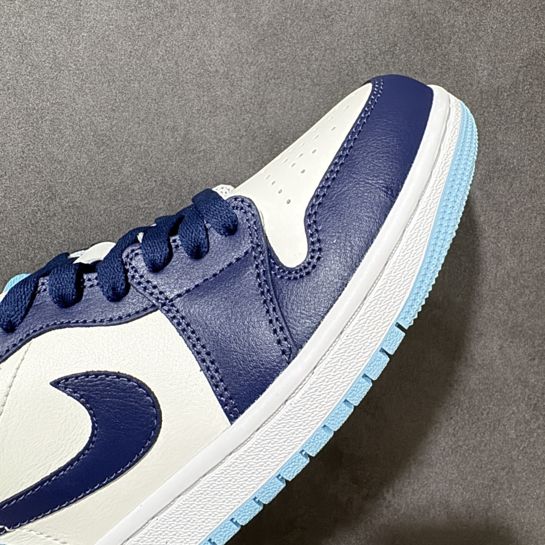 图片[8]-【公司级】Air Jordan 1 Low 低帮 黑曜石 AJ1 乔丹1代 aj1 乔1 低邦 蓝白粉 男女同款 乔丹篮球鞋系列 整双鞋在配色方面延续了早前的构色方案，全鞋将白色作为底色使用黑曜石渲染鞋身四周；不仅如此，设计师还用黑曜石点缀了鞋身两侧的Swoosh Logo，进一步强化鞋款的色彩层次；但有意思的是，后部部分辅以北卡蓝色呈现，细节上，除了鞋舌上醒目的粉色Jumpmman Logo外，在后跟位置上还将高帮款式Wings Logo标志置到在后跟上，再度彰显鞋款身份；最后以白色中底搭配蓝色橡胶外底完善整体设计收尾。 货号：553558-149 尺码：36 36.5 37.5 38 38.5 39 40 40.5 41 42 42.5 43 44 44.5 45 46-选品中心