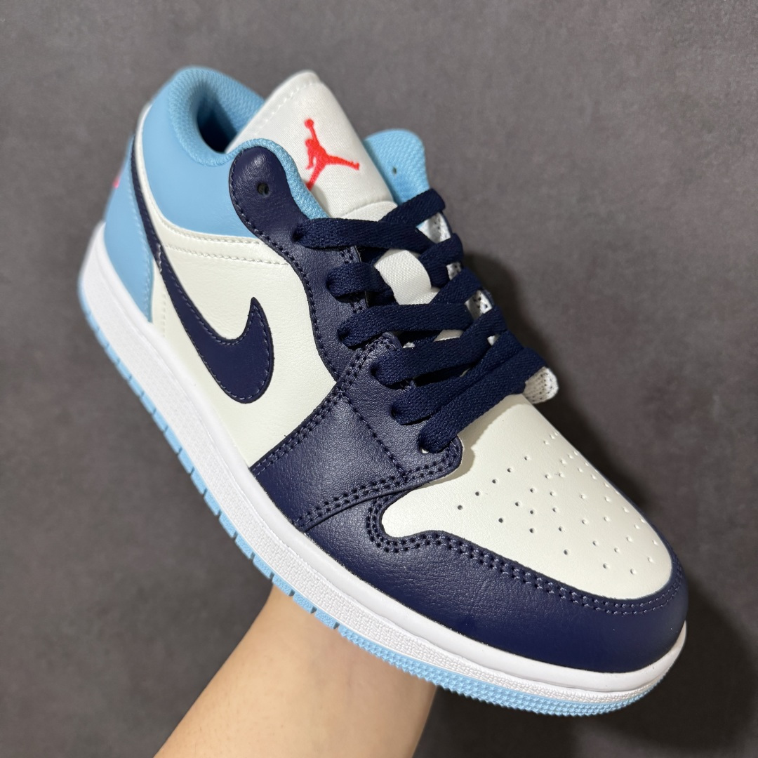 图片[3]-【公司级】Air Jordan 1 Low 低帮 黑曜石 AJ1 乔丹1代 aj1 乔1 低邦 蓝白粉 男女同款 乔丹篮球鞋系列 整双鞋在配色方面延续了早前的构色方案，全鞋将白色作为底色使用黑曜石渲染鞋身四周；不仅如此，设计师还用黑曜石点缀了鞋身两侧的Swoosh Logo，进一步强化鞋款的色彩层次；但有意思的是，后部部分辅以北卡蓝色呈现，细节上，除了鞋舌上醒目的粉色Jumpmman Logo外，在后跟位置上还将高帮款式Wings Logo标志置到在后跟上，再度彰显鞋款身份；最后以白色中底搭配蓝色橡胶外底完善整体设计收尾。 货号：553558-149 尺码：36 36.5 37.5 38 38.5 39 40 40.5 41 42 42.5 43 44 44.5 45 46-选品中心