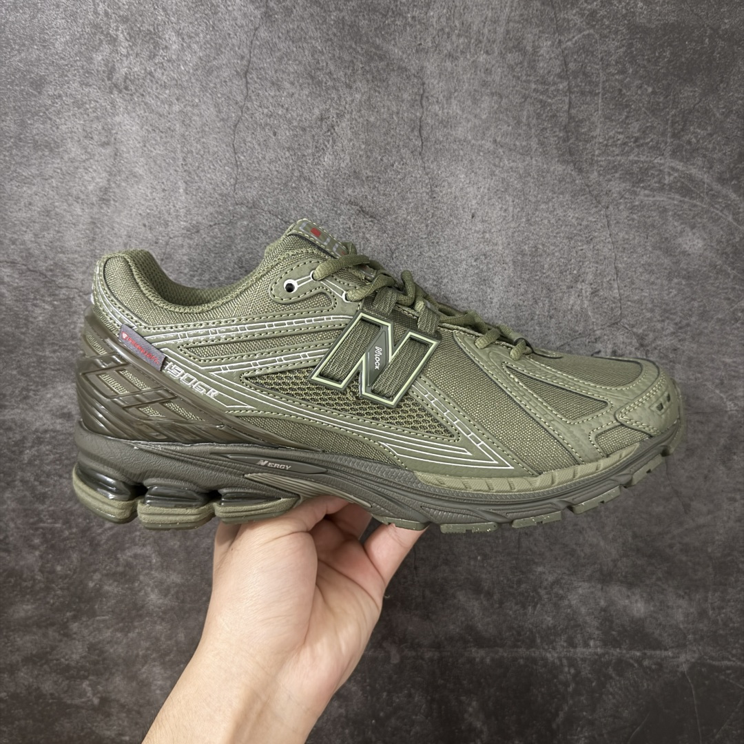 【纯原版】NB新百伦New Balance NB1906 U1906ROG系列复古老爹风休闲运动慢跑鞋 采用轻质牛剖革拼接透气网眼衬垫织物鞋面材质#T-Beam大底提供足步弓支撑，保持步态稳定#后跟搭载外露缓震胶 鞋身整体以各种深浅不一的灰色覆盖，鞋头以淡蓝色调装饰，网眼衬垫通过不规律的色块实现做旧的美感，泛黄的鞋底更是进一步增添了复古气息。 尺码：36 37 37.5 38 38.5 39.5 40 40.5 41.5 42 42.5 43 44 45 46.5-选品中心
