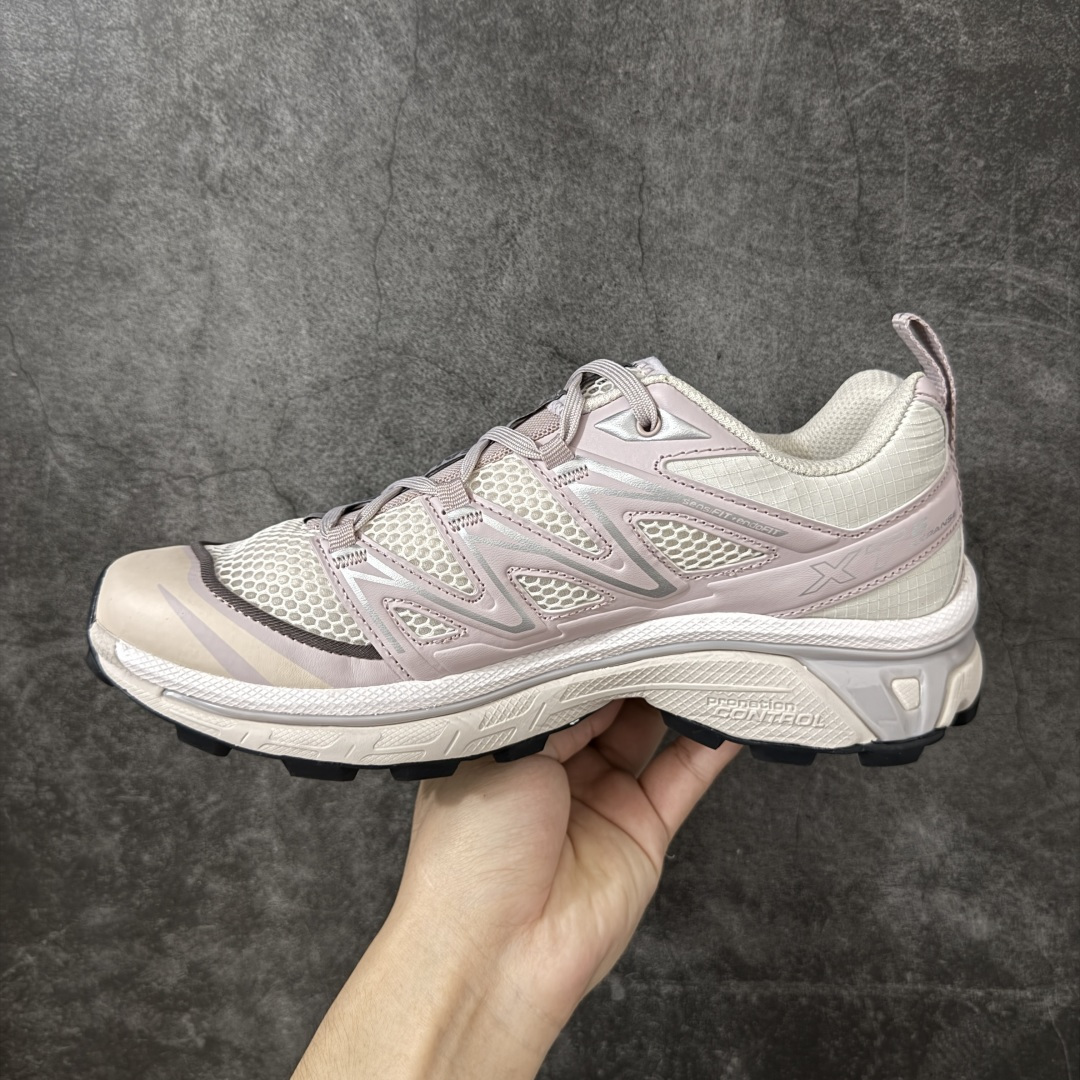 图片[2]-【纯原T0版】 Salomon XT-6 Expense 萨洛蒙复古潮流户外机能登山跑鞋 475982 全套原纸板楦头开发 原厂特供网布配套加持 确保原汁原味 完美呈现版型 原档数据独家私模五层组合大底 原装Ortholite轻量化鞋垫 中底布带钢印编号 原厂TPU锁扣 进口港宝加持 后跟自然饱满 还原公司包裹性 鞋面以“锯齿”状的包裹系统呈现 在基色底之下加入了各种色点缀 将公司的最新技术和时尚前卫的造型融入耐用的长跑款式中 鞋面由 TPU 薄膜制成 并焊接在高耐磨网眼上 使其既时尚又坚固 由 ACS底盘支撑 可增强稳定性和支撑力 以及由橡胶凸耳 Contragrip外底覆盖的 EVA 缓冲中底 旨在应对崎岖的地形 鞋舌上的彩色Salomon 标签、Quicklace 系统以及鞋头、鞋舌和鞋跟上的附加品牌使细节更加完美 让穿着者可以轻松驾驭户外与通勤下的任何运动生活场景 无缝鞋身户外随意纵横 颜值与脚感兼备 出街通勤 绝对非常吸睛 你值得拥有 尺码：36 36.5 37.5 38 38.5 39 40 40.5 41 42 42.5 43 44 44.5 45-选品中心