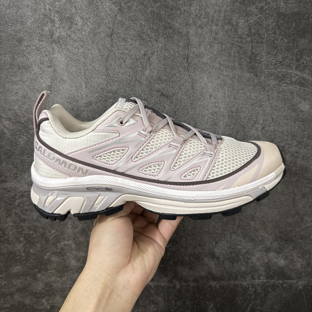 【纯原T0版】 Salomon XT-6 Expense 萨洛蒙复古潮流户外机能登山跑鞋 475982 全套原纸板楦头开发 原厂特供网布配套加持 确保原汁原味 完美呈现版型 原档数据独家私模五层组合大底 原装Ortholite轻量化鞋垫 中底布带钢印编号 原厂TPU锁扣 进口港宝加持 后跟自然饱满 还原公司包裹性 鞋面以“锯齿”状的包裹系统呈现 在基色底之下加入了各种色点缀 将公司的最新技术和时尚前卫的造型融入耐用的长跑款式中 鞋面由 TPU 薄膜制成 并焊接在高耐磨网眼上 使其既时尚又坚固 由 ACS底盘支撑 可增强稳定性和支撑力 以及由橡胶凸耳 Contragrip外底覆盖的 EVA 缓冲中底 旨在应对崎岖的地形 鞋舌上的彩色Salomon 标签、Quicklace 系统以及鞋头、鞋舌和鞋跟上的附加品牌使细节更加完美 让穿着者可以轻松驾驭户外与通勤下的任何运动生活场景 无缝鞋身户外随意纵横 颜值与脚感兼备 出街通勤 绝对非常吸睛 你值得拥有 尺码：36 36.5 37.5 38 38.5 39 40 40.5 41 42 42.5 43 44 44.5 45-选品中心