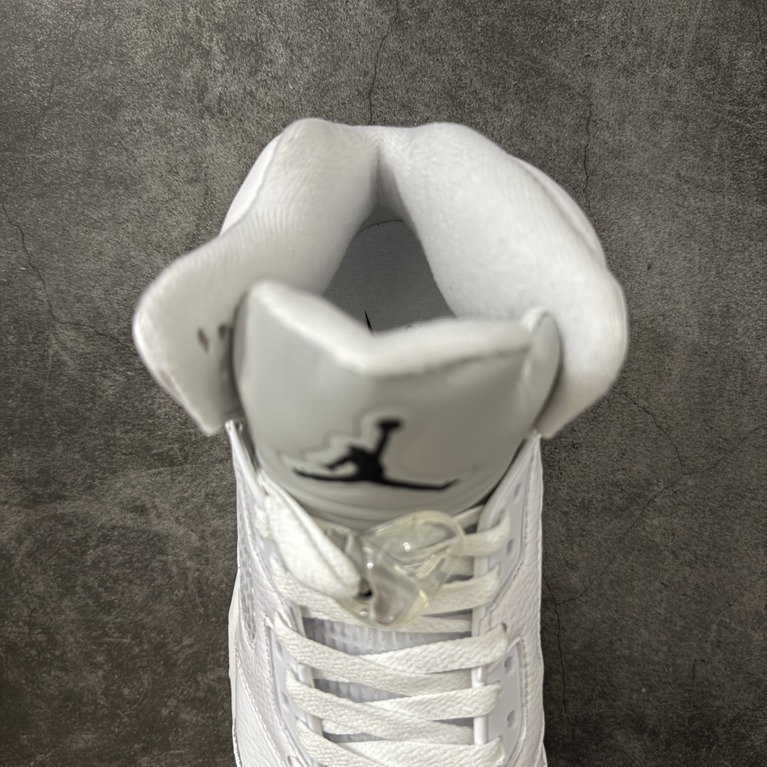 图片[8]-【KZ纯原】Air Jordan 5 Retro \”White Metallic\” AJ5 乔5白银 HQ7978-103 国内一线大厂出品 匠心打造 头层皮料原厂数据 全新纸板 模具打造 外贸 平台高端零售专供品质 品质毋庸置疑 一眼正品既视感 细节均已解码 货号：HQ7978-103 尺码：36 36.5 37.5 38 38.5 39 40 40.5 41 42 42.5 43 44 44.5 45 46 47.5-选品中心