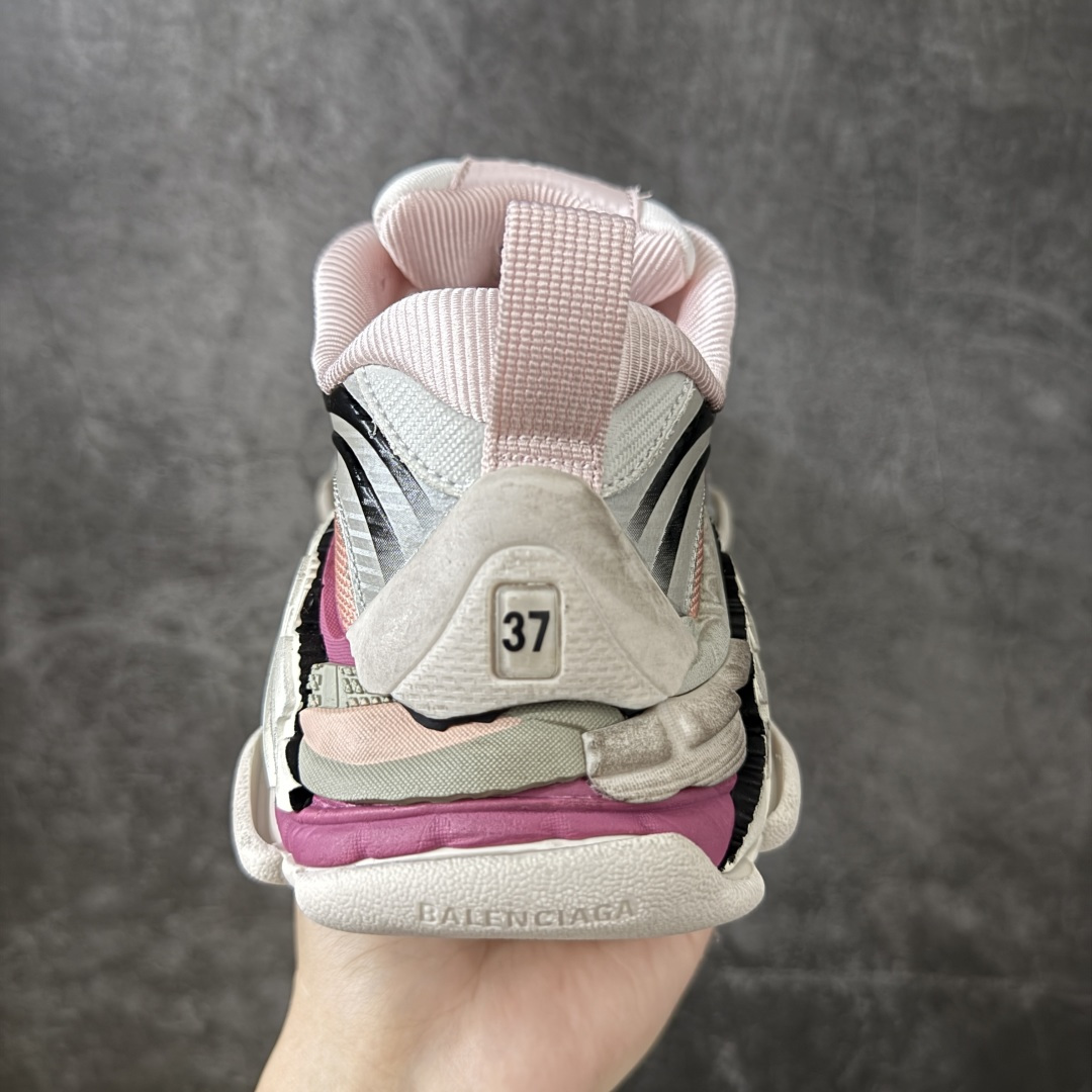 图片[4]-【i8版本】Balenciaga巴黎世家 Triple S .2 厚底系带 低帮 老爹鞋 Balenciaga是由被誉为代表二十世纪的伟大天才设计师 CristobalBalenciaga 创立的，在品牌创立的大半个世纪以来，巴黎世家一直以时尚、典雅闻名于时装界，它的主题产品有女士和男士提包、机车包、鞋子和时装，在15年王大仁卸任品牌设计师后，品牌的风格发生了翻天覆地的变化，凭借着人气超高的街头风T恤、老爹鞋等迅速霸屏各大时装周和时尚圈 货号：865849WTRS21011 尺码：35 36 37 38 39 40 41 42 43 44 45 46-选品中心