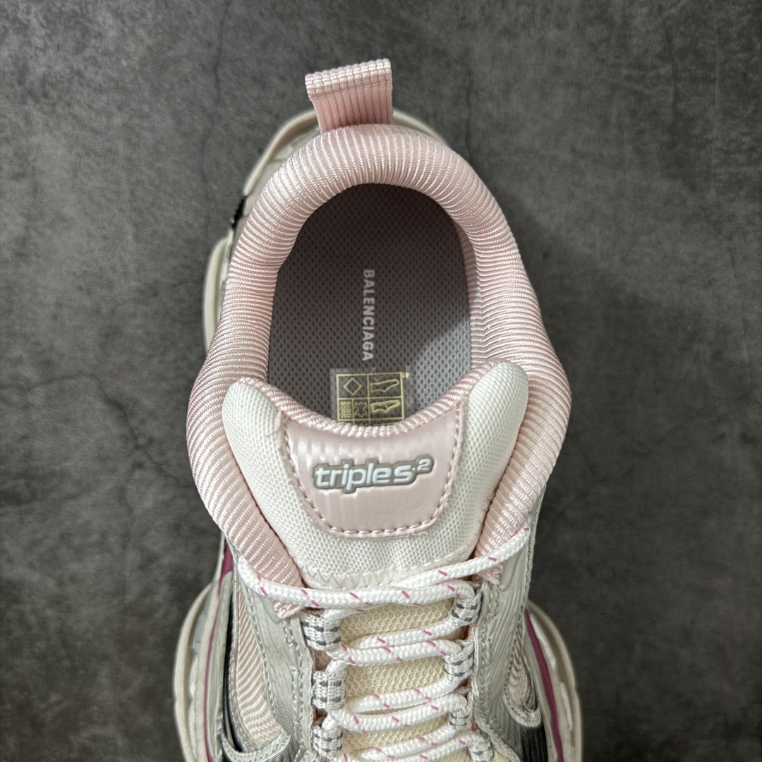 图片[8]-【i8版本】Balenciaga巴黎世家 Triple S .2 厚底系带 低帮 老爹鞋 Balenciaga是由被誉为代表二十世纪的伟大天才设计师 CristobalBalenciaga 创立的，在品牌创立的大半个世纪以来，巴黎世家一直以时尚、典雅闻名于时装界，它的主题产品有女士和男士提包、机车包、鞋子和时装，在15年王大仁卸任品牌设计师后，品牌的风格发生了翻天覆地的变化，凭借着人气超高的街头风T恤、老爹鞋等迅速霸屏各大时装周和时尚圈 货号：865849WTRS21011 尺码：35 36 37 38 39 40 41 42 43 44 45 46-选品中心