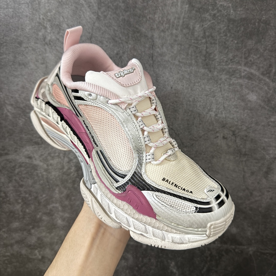 图片[3]-【i8版本】Balenciaga巴黎世家 Triple S .2 厚底系带 低帮 老爹鞋 Balenciaga是由被誉为代表二十世纪的伟大天才设计师 CristobalBalenciaga 创立的，在品牌创立的大半个世纪以来，巴黎世家一直以时尚、典雅闻名于时装界，它的主题产品有女士和男士提包、机车包、鞋子和时装，在15年王大仁卸任品牌设计师后，品牌的风格发生了翻天覆地的变化，凭借着人气超高的街头风T恤、老爹鞋等迅速霸屏各大时装周和时尚圈 货号：865849WTRS21011 尺码：35 36 37 38 39 40 41 42 43 44 45 46-选品中心