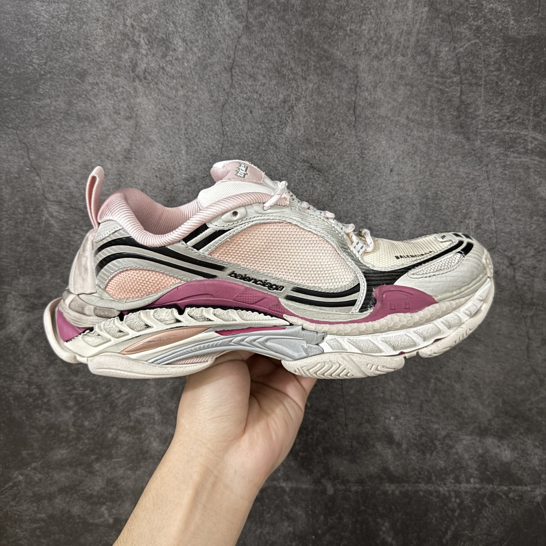 【i8版本】Balenciaga巴黎世家 Triple S .2 厚底系带 低帮 老爹鞋 Balenciaga是由被誉为代表二十世纪的伟大天才设计师 CristobalBalenciaga 创立的，在品牌创立的大半个世纪以来，巴黎世家一直以时尚、典雅闻名于时装界，它的主题产品有女士和男士提包、机车包、鞋子和时装，在15年王大仁卸任品牌设计师后，品牌的风格发生了翻天覆地的变化，凭借着人气超高的街头风T恤、老爹鞋等迅速霸屏各大时装周和时尚圈 货号：865849WTRS21011 尺码：35 36 37 38 39 40 41 42 43 44 45 46-选品中心
