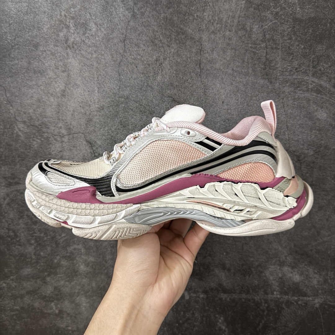 图片[2]-【i8版本】Balenciaga巴黎世家 Triple S .2 厚底系带 低帮 老爹鞋 Balenciaga是由被誉为代表二十世纪的伟大天才设计师 CristobalBalenciaga 创立的，在品牌创立的大半个世纪以来，巴黎世家一直以时尚、典雅闻名于时装界，它的主题产品有女士和男士提包、机车包、鞋子和时装，在15年王大仁卸任品牌设计师后，品牌的风格发生了翻天覆地的变化，凭借着人气超高的街头风T恤、老爹鞋等迅速霸屏各大时装周和时尚圈 货号：865849WTRS21011 尺码：35 36 37 38 39 40 41 42 43 44 45 46-选品中心