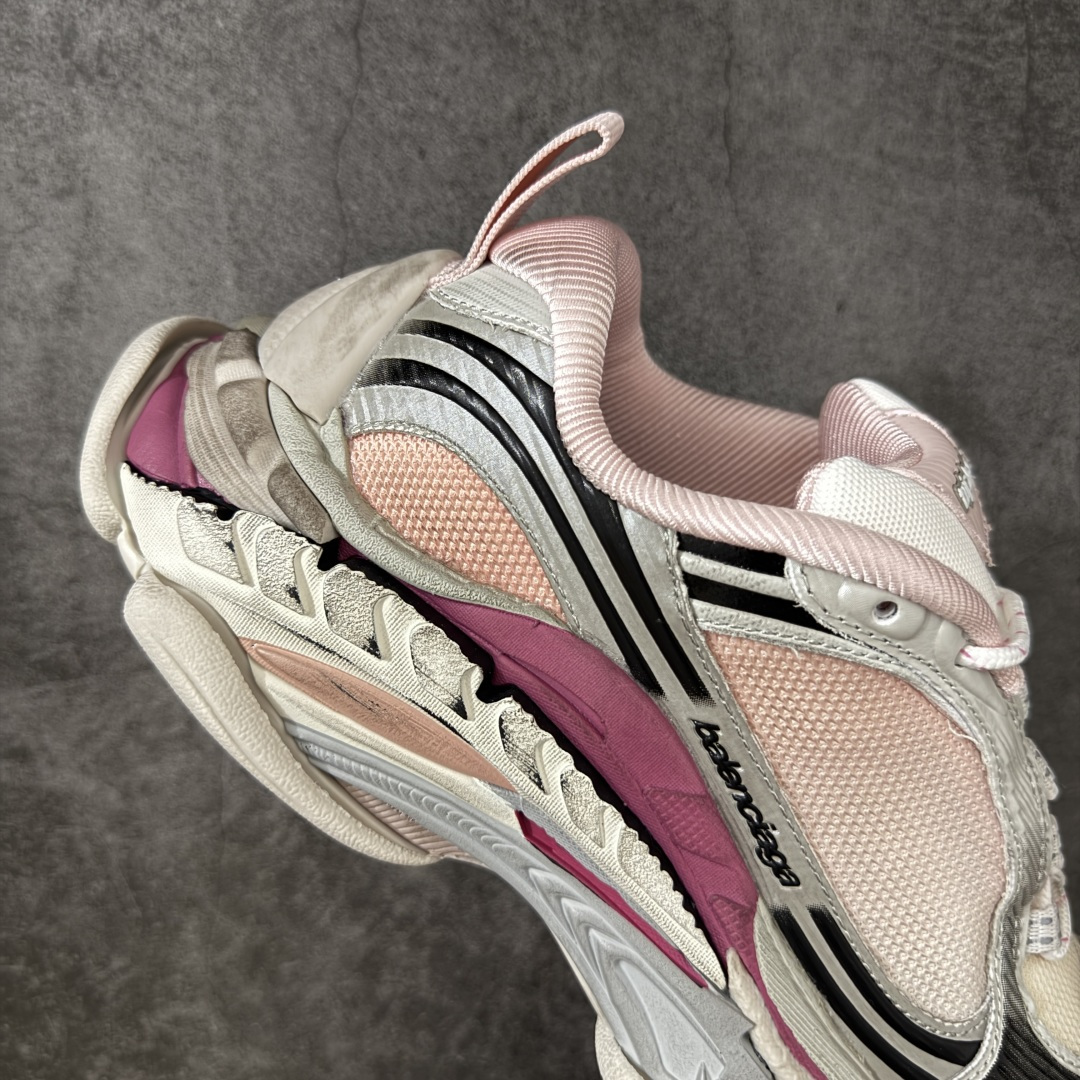 图片[7]-【i8版本】Balenciaga巴黎世家 Triple S .2 厚底系带 低帮 老爹鞋 Balenciaga是由被誉为代表二十世纪的伟大天才设计师 CristobalBalenciaga 创立的，在品牌创立的大半个世纪以来，巴黎世家一直以时尚、典雅闻名于时装界，它的主题产品有女士和男士提包、机车包、鞋子和时装，在15年王大仁卸任品牌设计师后，品牌的风格发生了翻天覆地的变化，凭借着人气超高的街头风T恤、老爹鞋等迅速霸屏各大时装周和时尚圈 货号：865849WTRS21011 尺码：35 36 37 38 39 40 41 42 43 44 45 46-选品中心