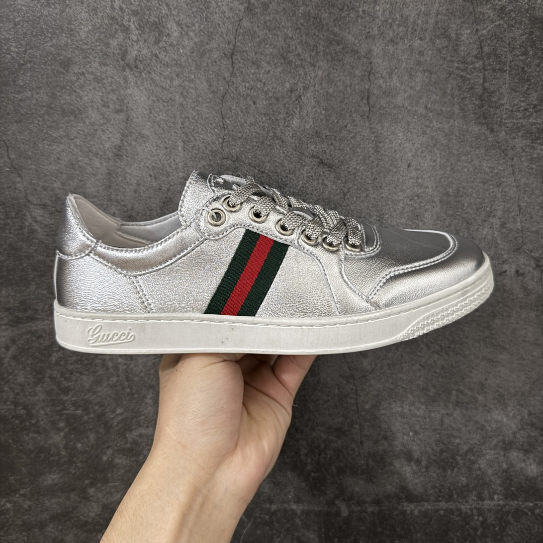 【广东纯原版】古驰 / Gucci Stretch系列男女士低帮运动鞋 35-46 古驰滑板鞋 2026春夏系列全新上市。这款全新鞋履以轻盈柔软的灵动廓形焕新诠释品牌经典运动鞋，为La Famiglia系列增添亮眼新作。这款运动鞋甄选柔软弹力羊皮革打造，以手工处理的做旧效果赋予每款设计别致印记。 黑色手工做旧效果柔软弹力羊皮革 无衬里 侧面织带细节 鞋尖饰互扣式双G金属细节；鞋舌配有羊皮革贴饰 橡胶鞋底 系带固定 平底 尺码：35-45-选品中心