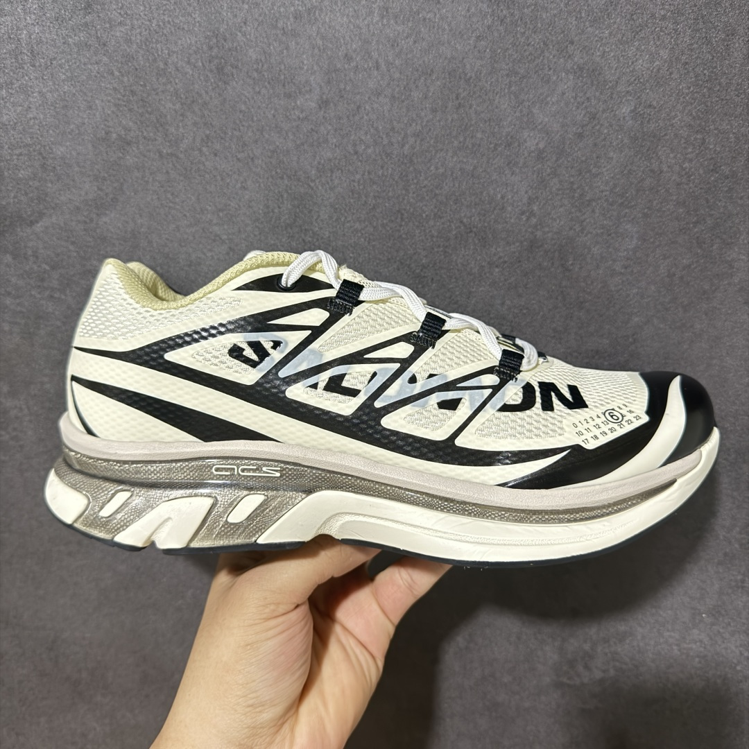 【CY版本】MM6 x SALOMON联名网面低帮休闲鞋通勤运动鞋单鞋 本次全新打造XT-MM6系列，鞋身处饰有巨型Salomon logo，鞋头处 MM6 数字标志彰显合作身份。XT-MM6推出三种配色：纯白搭配黑色细节、全黑点缀银色，以及亮红色与黑色组合的版本。ACS PRO则提供两款选择——从色渐变至灰色的清爽设计，另一款则采用高饱和度的黄黑撞色，赋予整体造型更强的视觉张力。 货号：479494-27 尺码：36-45半-选品中心