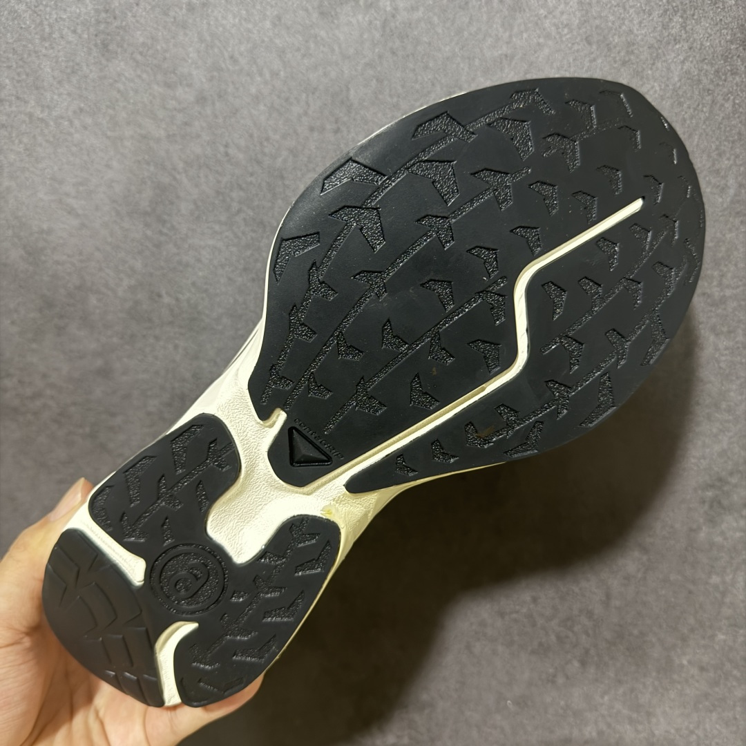 图片[9]-【CY版本】MM6 x SALOMON联名网面低帮休闲鞋通勤运动鞋单鞋 本次全新打造XT-MM6系列，鞋身处饰有巨型Salomon logo，鞋头处 MM6 数字标志彰显合作身份。XT-MM6推出三种配色：纯白搭配黑色细节、全黑点缀银色，以及亮红色与黑色组合的版本。ACS PRO则提供两款选择——从色渐变至灰色的清爽设计，另一款则采用高饱和度的黄黑撞色，赋予整体造型更强的视觉张力。 货号：479494-27 尺码：36-45半-选品中心