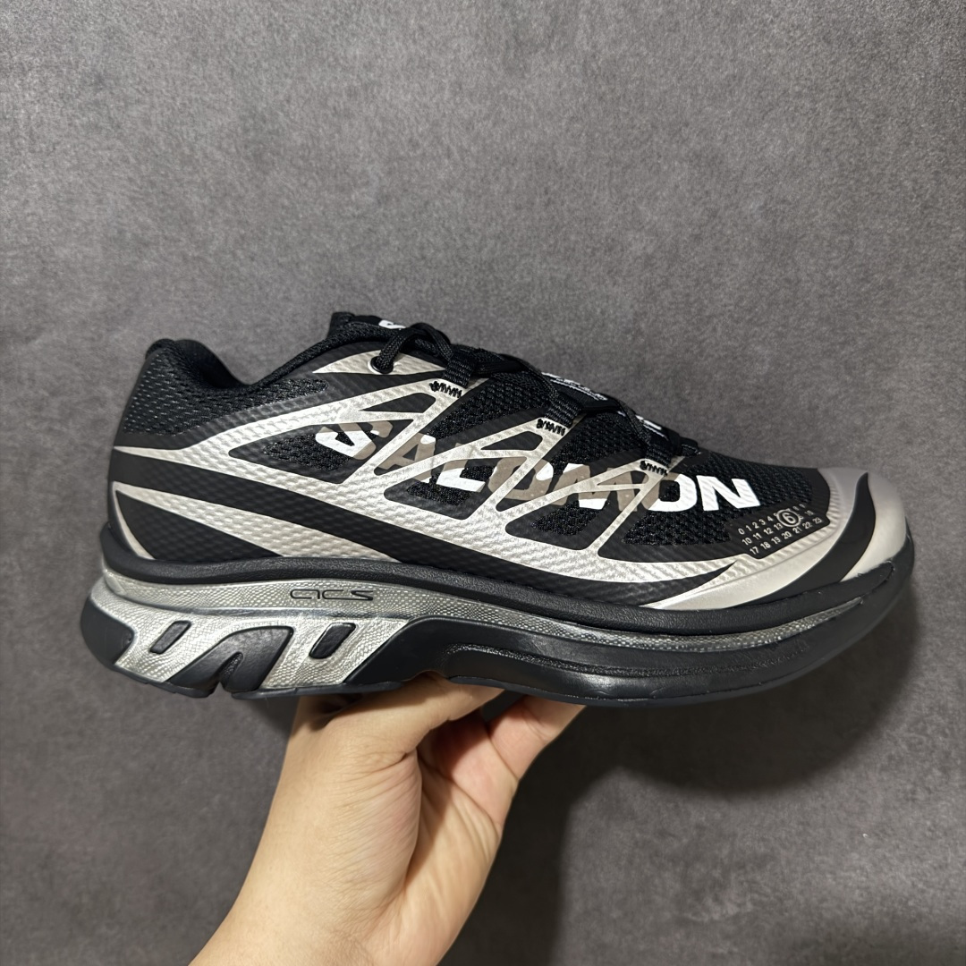 【CY版本】MM6 x SALOMON联名网面低帮休闲鞋通勤运动鞋单鞋 本次全新打造XT-MM6系列，鞋身处饰有巨型Salomon logo，鞋头处 MM6 数字标志彰显合作身份。XT-MM6推出三种配色：纯白搭配黑色细节、全黑点缀银色，以及亮红色与黑色组合的版本。ACS PRO则提供两款选择——从色渐变至灰色的清爽设计，另一款则采用高饱和度的黄黑撞色，赋予整体造型更强的视觉张力。 货号：491070-27 尺码：36-45半-选品中心
