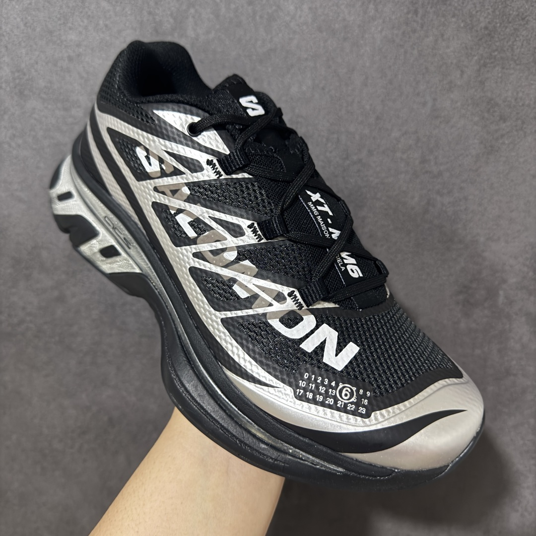 图片[3]-【CY版本】MM6 x SALOMON联名网面低帮休闲鞋通勤运动鞋单鞋 本次全新打造XT-MM6系列，鞋身处饰有巨型Salomon logo，鞋头处 MM6 数字标志彰显合作身份。XT-MM6推出三种配色：纯白搭配黑色细节、全黑点缀银色，以及亮红色与黑色组合的版本。ACS PRO则提供两款选择——从色渐变至灰色的清爽设计，另一款则采用高饱和度的黄黑撞色，赋予整体造型更强的视觉张力。 货号：491070-27 尺码：36-45半-选品中心