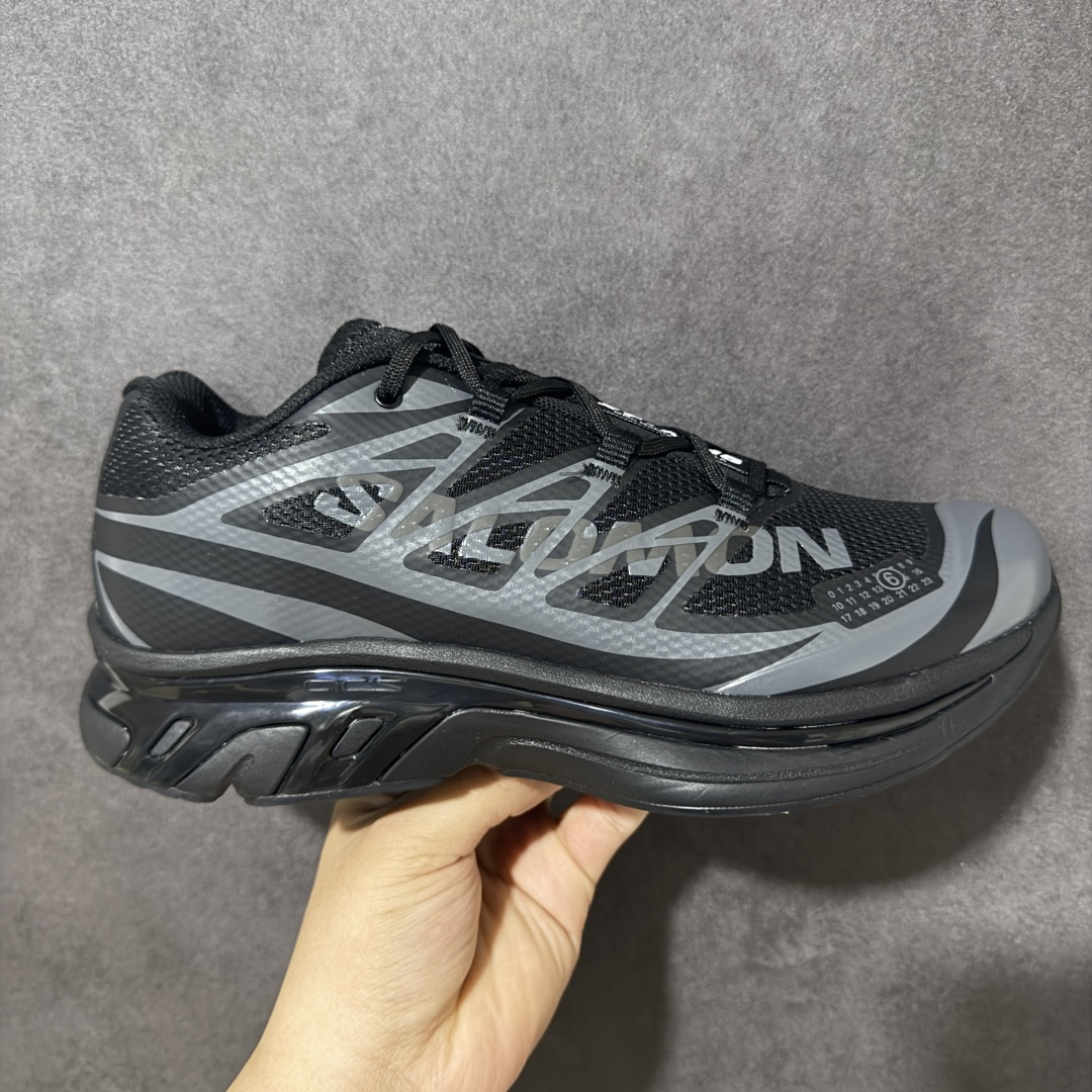 【CY版本】MM6 x SALOMON联名网面低帮休闲鞋通勤运动鞋单鞋 本次全新打造XT-MM6系列，鞋身处饰有巨型Salomon logo，鞋头处 MM6 数字标志彰显合作身份。XT-MM6推出三种配色：纯白搭配黑色细节、全黑点缀银色，以及亮红色与黑色组合的版本。ACS PRO则提供两款选择——从色渐变至灰色的清爽设计，另一款则采用高饱和度的黄黑撞色，赋予整体造型更强的视觉张力。 货号：451010-27 尺码：36-45半-选品中心