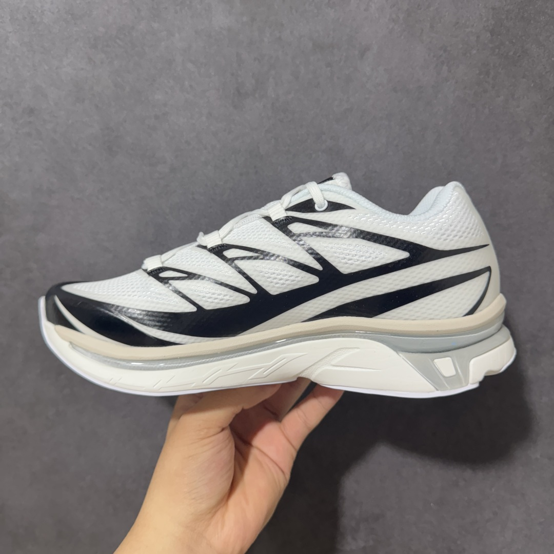 图片[2]-【CY版本】MM6 x SALOMON联名网面低帮休闲鞋通勤运动鞋单鞋 本次全新打造XT-MM6系列，鞋身处饰有巨型Salomon logo，鞋头处 MM6 数字标志彰显合作身份。XT-MM6推出三种配色：纯白搭配黑色细节、全黑点缀银色，以及亮红色与黑色组合的版本。ACS PRO则提供两款选择——从色渐变至灰色的清爽设计，另一款则采用高饱和度的黄黑撞色，赋予整体造型更强的视觉张力。 货号：469527-27 尺码：36-45半-选品中心