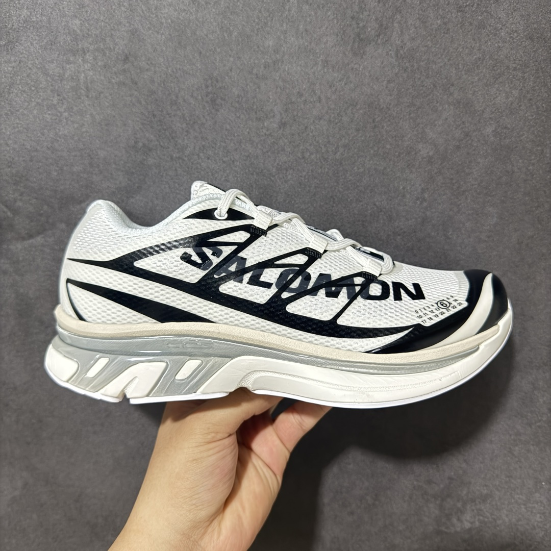 【CY版本】MM6 x SALOMON联名网面低帮休闲鞋通勤运动鞋单鞋 本次全新打造XT-MM6系列，鞋身处饰有巨型Salomon logo，鞋头处 MM6 数字标志彰显合作身份。XT-MM6推出三种配色：纯白搭配黑色细节、全黑点缀银色，以及亮红色与黑色组合的版本。ACS PRO则提供两款选择——从色渐变至灰色的清爽设计，另一款则采用高饱和度的黄黑撞色，赋予整体造型更强的视觉张力。 货号：469527-27 尺码：36-45半-选品中心