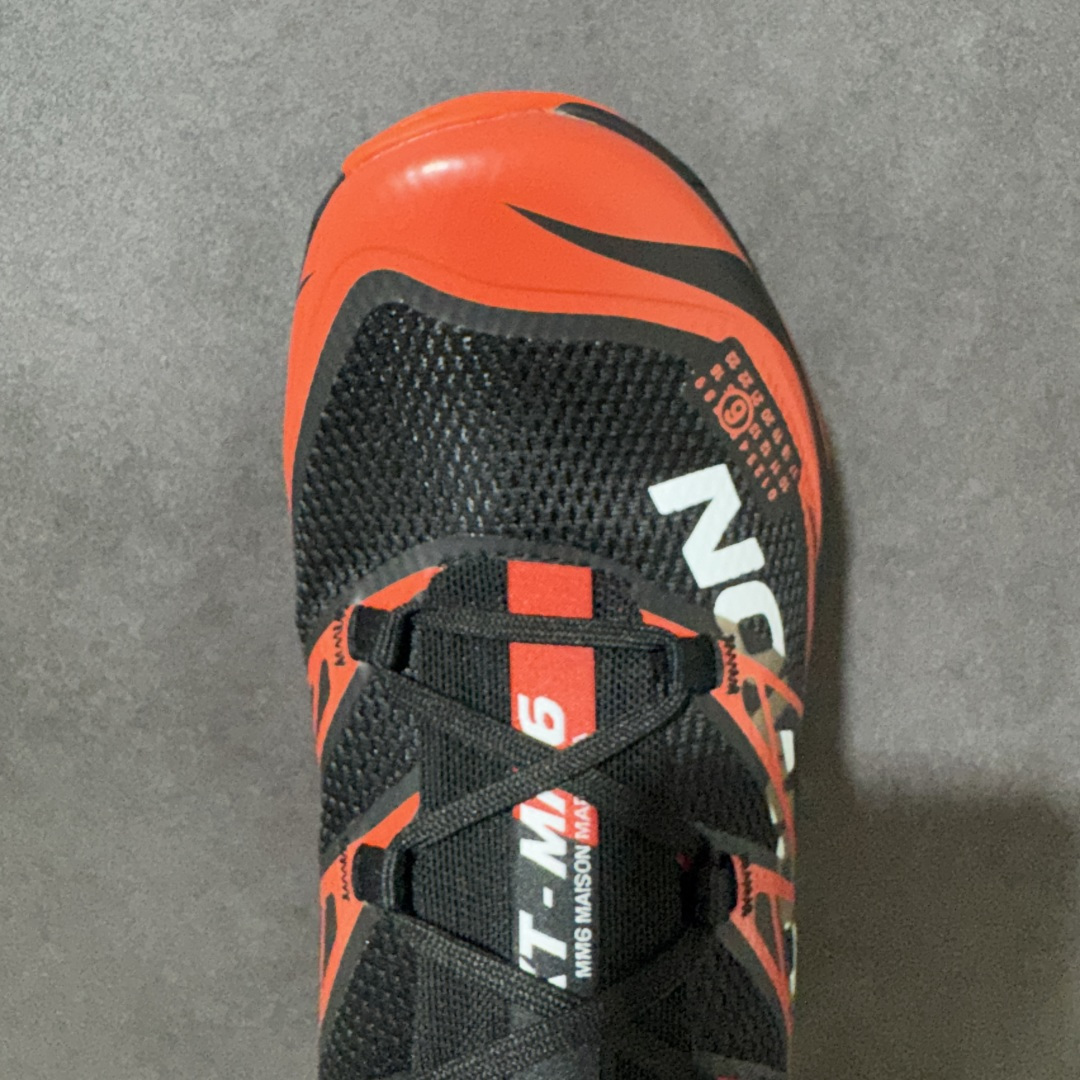 图片[5]-【CY版本】MM6 x SALOMON联名网面低帮休闲鞋通勤运动鞋单鞋 本次全新打造XT-MM6系列，鞋身处饰有巨型Salomon logo，鞋头处 MM6 数字标志彰显合作身份。XT-MM6推出三种配色：纯白搭配黑色细节、全黑点缀银色，以及亮红色与黑色组合的版本。ACS PRO则提供两款选择——从色渐变至灰色的清爽设计，另一款则采用高饱和度的黄黑撞色，赋予整体造型更强的视觉张力。 货号：491083-23 尺码：36-45半-选品中心