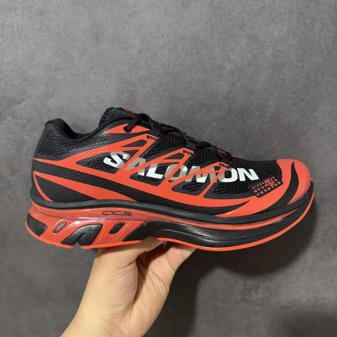 【CY版本】MM6 x SALOMON联名网面低帮休闲鞋通勤运动鞋单鞋 本次全新打造XT-MM6系列，鞋身处饰有巨型Salomon logo，鞋头处 MM6 数字标志彰显合作身份。XT-MM6推出三种配色：纯白搭配黑色细节、全黑点缀银色，以及亮红色与黑色组合的版本。ACS PRO则提供两款选择——从色渐变至灰色的清爽设计，另一款则采用高饱和度的黄黑撞色，赋予整体造型更强的视觉张力。 货号：491083-23 尺码：36-45半-选品中心