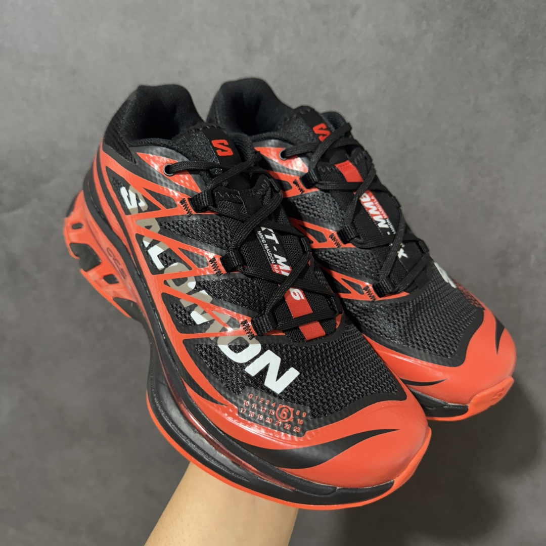 【CY版本】MM6 x SALOMON联名网面低帮休闲鞋通勤运动鞋单鞋 本次全新打造XT-MM6系列，鞋身处饰有巨型Salomon logo，鞋头处 MM6 数字标志彰显合作身份。XT-MM6推出三种配色：纯白搭配黑色细节、全黑点缀银色，以及亮红色与黑色组合的版本。ACS PRO则提供两款选择——从色渐变至灰色的清爽设计，另一款则采用高饱和度的黄黑撞色，赋予整体造型更强的视觉张力。 货号：491083-23 尺码：36-45半-选品中心