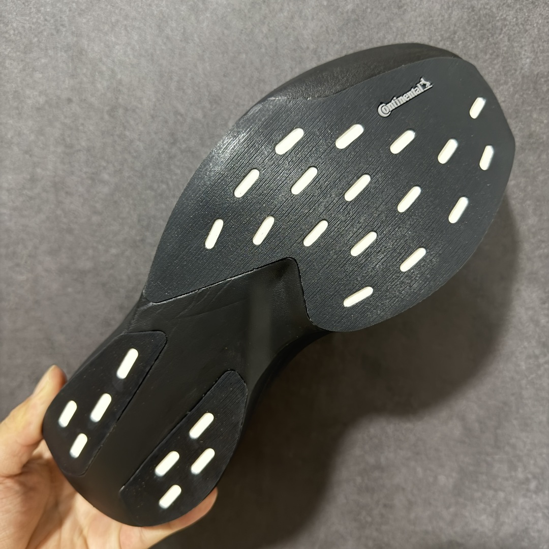 图片[9]-【XE版本】Adidas Adizero EVO SL 马拉松竞速专业跑鞋 市场最强版出货 原材料 内置碳板 原厂网纱潮流 超临界发泡大底 脚感软弹度与原版几乎无差别 细节目前市场最接近原版品质 外贸专供 最大做到48码 此款针织网面非常轻薄 纤维间的缝隙很大 可以保证跑步时的透气、排汗效果 鞋舌直接与两侧的内衬和鞋底连接在一起 在跑步过程中不会被鞋舌的左右移动所困扰 在标准鞋带孔的基础上再拓宽一组鞋带孔 适合不同脚型的需求 突破性 EnergyRods 技术，有助于跑者实现更好的成绩 中底独特的LIGHTSTRIKE PRO泡棉材质 微弹感觉在跑步过程中给予了良好的支撑体验 对于顶级精英和高水平进阶跑者来说 ADIOS PRO是一双值得信赖的竞速比赛用鞋 货号：JR4888 尺码：39-48.5-选品中心