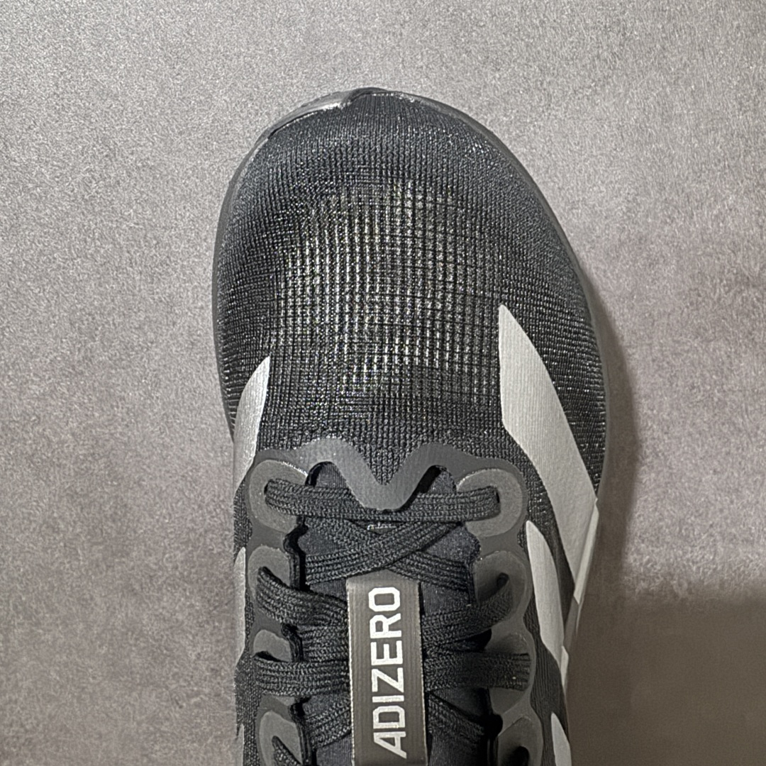 图片[5]-【XE版本】Adidas Adizero EVO SL 马拉松竞速专业跑鞋 市场最强版出货 原材料 内置碳板 原厂网纱潮流 超临界发泡大底 脚感软弹度与原版几乎无差别 细节目前市场最接近原版品质 外贸专供 最大做到48码 此款针织网面非常轻薄 纤维间的缝隙很大 可以保证跑步时的透气、排汗效果 鞋舌直接与两侧的内衬和鞋底连接在一起 在跑步过程中不会被鞋舌的左右移动所困扰 在标准鞋带孔的基础上再拓宽一组鞋带孔 适合不同脚型的需求 突破性 EnergyRods 技术，有助于跑者实现更好的成绩 中底独特的LIGHTSTRIKE PRO泡棉材质 微弹感觉在跑步过程中给予了良好的支撑体验 对于顶级精英和高水平进阶跑者来说 ADIOS PRO是一双值得信赖的竞速比赛用鞋 货号：JR4888 尺码：39-48.5-选品中心