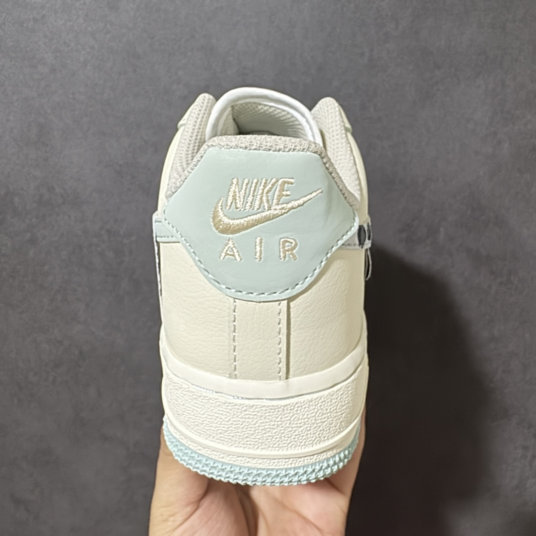 图片[4]-【定制版】手绘涂鸦“青提奶豹”Nike Air Force 1 “Green Grape Leopard Pop”空军一号定制板鞋 灵感来自夏日的青提气泡水，米白鞋身如同绵密奶盖，薄荷绿的点缀像气泡里的清甜果肉，鞋侧的豹纹则是藏在清爽里的俏皮锋芒。缎面鞋带自带灵动光泽，让每一步都像踩在气泡上，元气又减龄，是春夏街头里自带活力感的吸睛单品 货号：FB1839-112 尺码： 36 36.5 37.5 38 38.5 39 40 40.5 41 42 42.5 43 44 44.5 45-选品中心