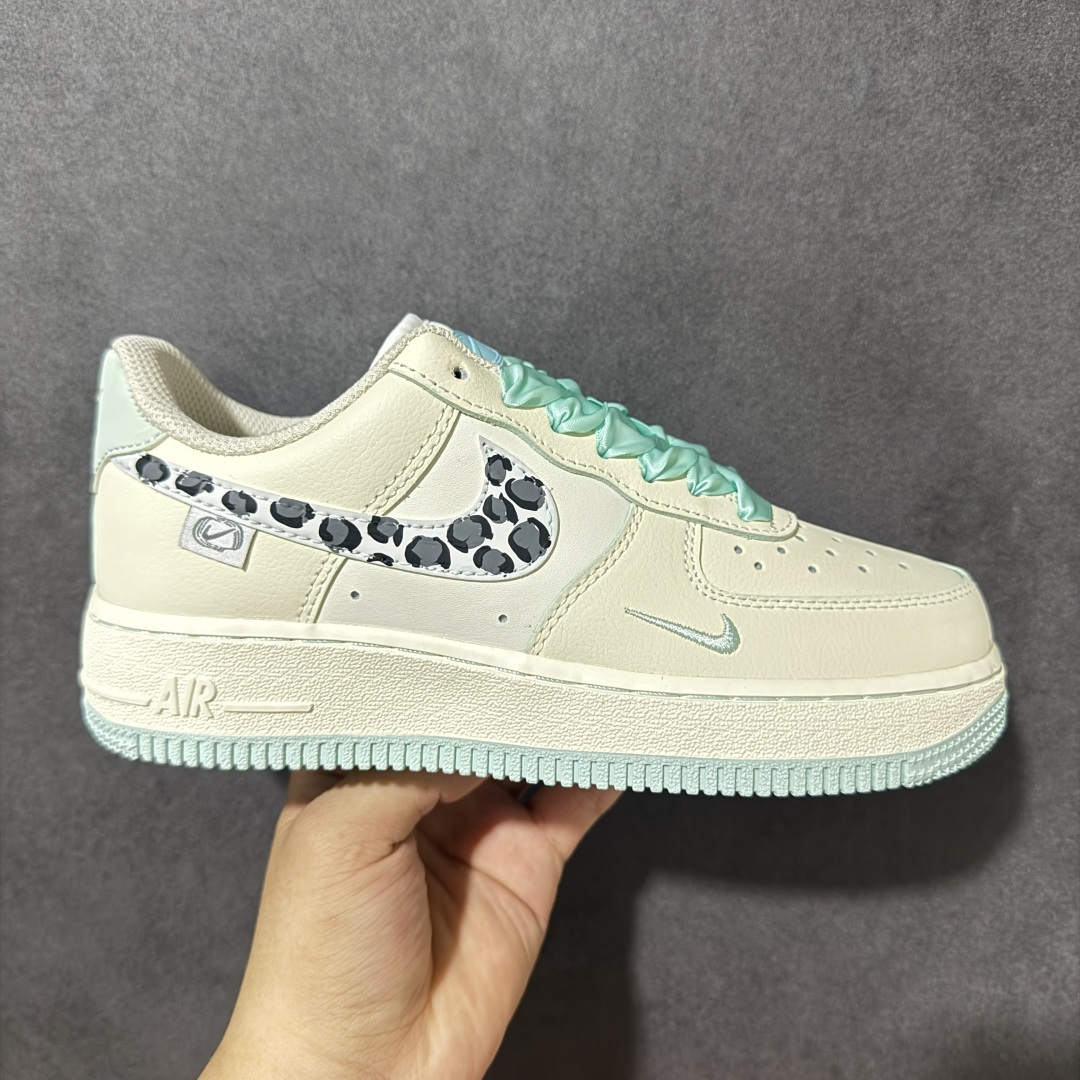【定制版】手绘涂鸦“青提奶豹”Nike Air Force 1 “Green Grape Leopard Pop”空军一号定制板鞋 灵感来自夏日的青提气泡水，米白鞋身如同绵密奶盖，薄荷绿的点缀像气泡里的清甜果肉，鞋侧的豹纹则是藏在清爽里的俏皮锋芒。缎面鞋带自带灵动光泽，让每一步都像踩在气泡上，元气又减龄，是春夏街头里自带活力感的吸睛单品 货号：FB1839-112 尺码： 36 36.5 37.5 38 38.5 39 40 40.5 41 42 42.5 43 44 44.5 45-选品中心