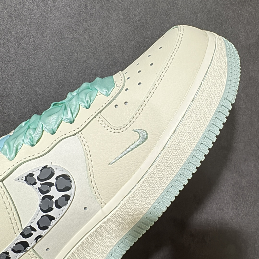 图片[8]-【定制版】手绘涂鸦“青提奶豹”Nike Air Force 1 “Green Grape Leopard Pop”空军一号定制板鞋 灵感来自夏日的青提气泡水，米白鞋身如同绵密奶盖，薄荷绿的点缀像气泡里的清甜果肉，鞋侧的豹纹则是藏在清爽里的俏皮锋芒。缎面鞋带自带灵动光泽，让每一步都像踩在气泡上，元气又减龄，是春夏街头里自带活力感的吸睛单品 货号：FB1839-112 尺码： 36 36.5 37.5 38 38.5 39 40 40.5 41 42 42.5 43 44 44.5 45-选品中心