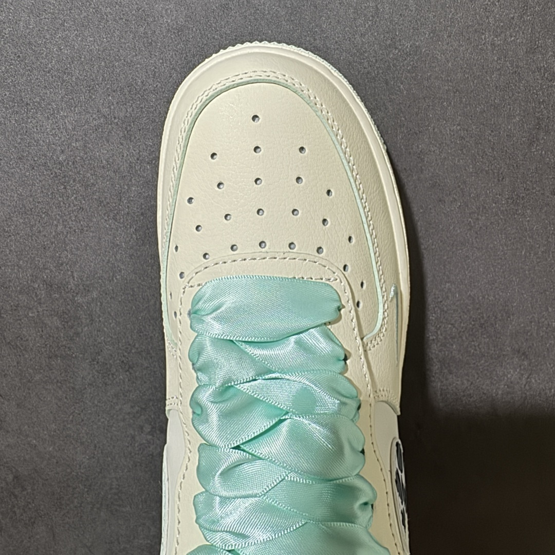 图片[5]-【定制版】手绘涂鸦“青提奶豹”Nike Air Force 1 “Green Grape Leopard Pop”空军一号定制板鞋 灵感来自夏日的青提气泡水，米白鞋身如同绵密奶盖，薄荷绿的点缀像气泡里的清甜果肉，鞋侧的豹纹则是藏在清爽里的俏皮锋芒。缎面鞋带自带灵动光泽，让每一步都像踩在气泡上，元气又减龄，是春夏街头里自带活力感的吸睛单品 货号：FB1839-112 尺码： 36 36.5 37.5 38 38.5 39 40 40.5 41 42 42.5 43 44 44.5 45-选品中心