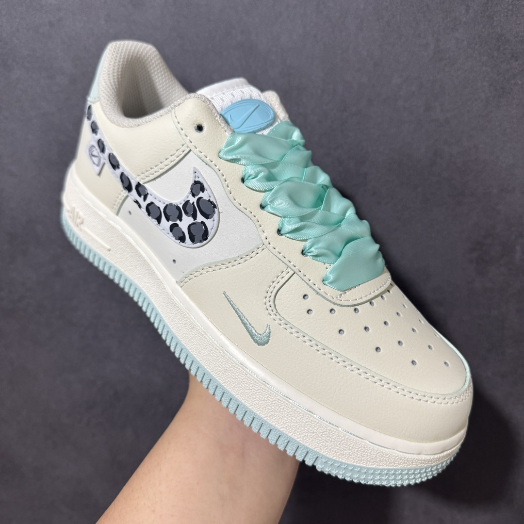 图片[3]-【定制版】手绘涂鸦“青提奶豹”Nike Air Force 1 “Green Grape Leopard Pop”空军一号定制板鞋 灵感来自夏日的青提气泡水，米白鞋身如同绵密奶盖，薄荷绿的点缀像气泡里的清甜果肉，鞋侧的豹纹则是藏在清爽里的俏皮锋芒。缎面鞋带自带灵动光泽，让每一步都像踩在气泡上，元气又减龄，是春夏街头里自带活力感的吸睛单品 货号：FB1839-112 尺码： 36 36.5 37.5 38 38.5 39 40 40.5 41 42 42.5 43 44 44.5 45-选品中心