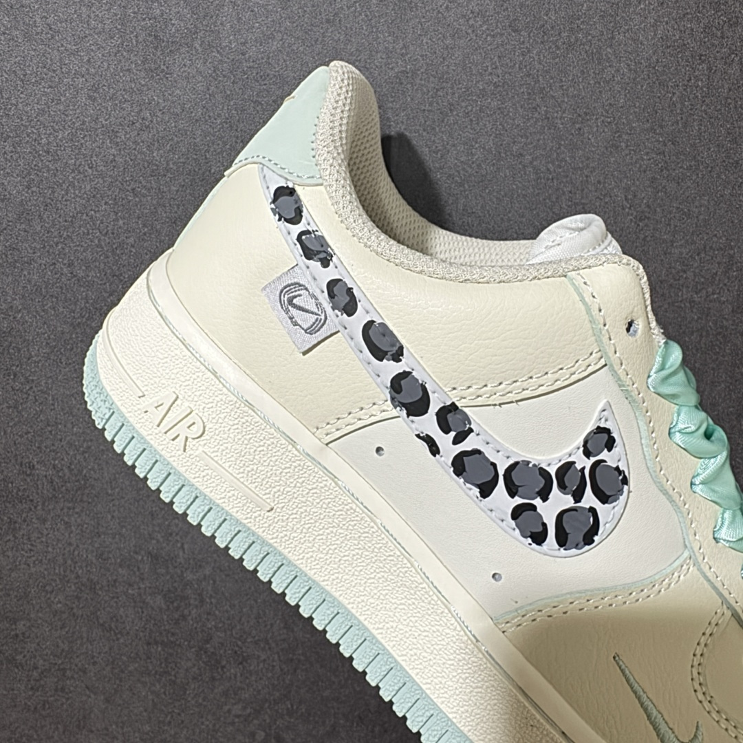 图片[7]-【定制版】手绘涂鸦“青提奶豹”Nike Air Force 1 “Green Grape Leopard Pop”空军一号定制板鞋 灵感来自夏日的青提气泡水，米白鞋身如同绵密奶盖，薄荷绿的点缀像气泡里的清甜果肉，鞋侧的豹纹则是藏在清爽里的俏皮锋芒。缎面鞋带自带灵动光泽，让每一步都像踩在气泡上，元气又减龄，是春夏街头里自带活力感的吸睛单品 货号：FB1839-112 尺码： 36 36.5 37.5 38 38.5 39 40 40.5 41 42 42.5 43 44 44.5 45-选品中心