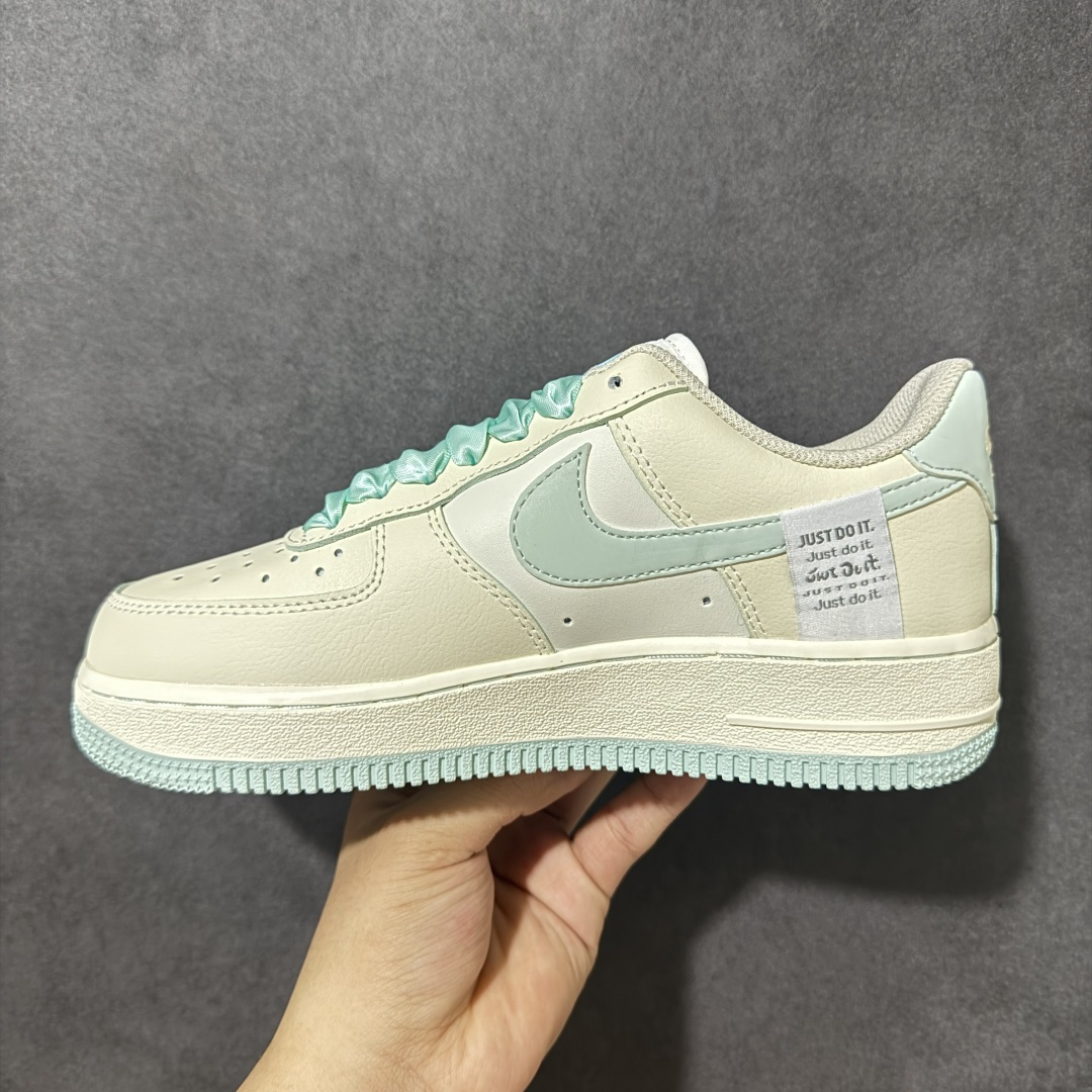 图片[2]-【定制版】手绘涂鸦“青提奶豹”Nike Air Force 1 “Green Grape Leopard Pop”空军一号定制板鞋 灵感来自夏日的青提气泡水，米白鞋身如同绵密奶盖，薄荷绿的点缀像气泡里的清甜果肉，鞋侧的豹纹则是藏在清爽里的俏皮锋芒。缎面鞋带自带灵动光泽，让每一步都像踩在气泡上，元气又减龄，是春夏街头里自带活力感的吸睛单品 货号：FB1839-112 尺码： 36 36.5 37.5 38 38.5 39 40 40.5 41 42 42.5 43 44 44.5 45-选品中心