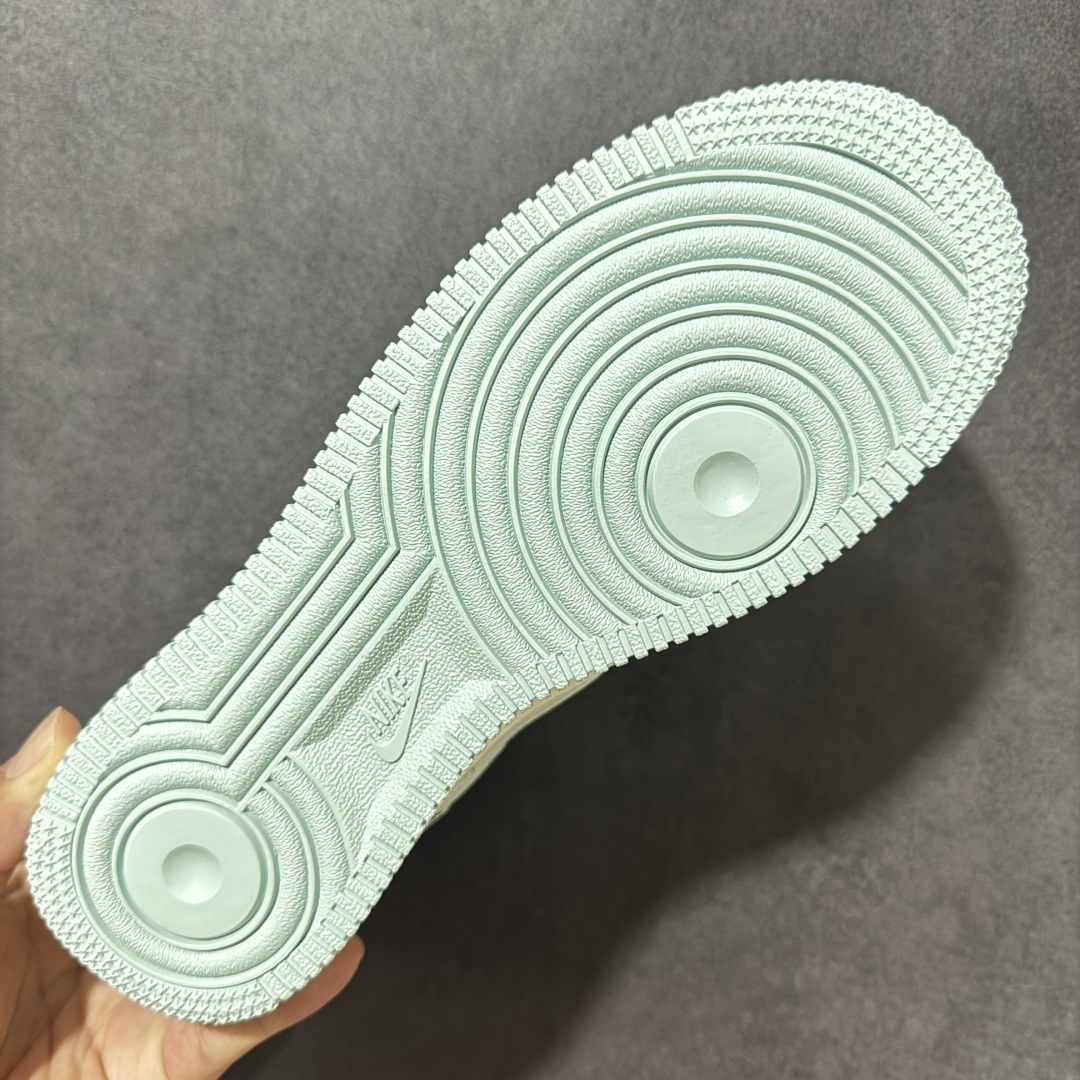 图片[9]-【定制版】手绘涂鸦“青提奶豹”Nike Air Force 1 “Green Grape Leopard Pop”空军一号定制板鞋 灵感来自夏日的青提气泡水，米白鞋身如同绵密奶盖，薄荷绿的点缀像气泡里的清甜果肉，鞋侧的豹纹则是藏在清爽里的俏皮锋芒。缎面鞋带自带灵动光泽，让每一步都像踩在气泡上，元气又减龄，是春夏街头里自带活力感的吸睛单品 货号：FB1839-112 尺码： 36 36.5 37.5 38 38.5 39 40 40.5 41 42 42.5 43 44 44.5 45-选品中心