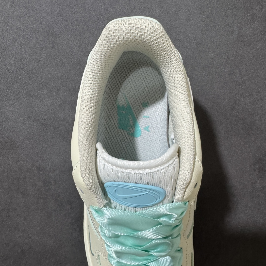 图片[6]-【定制版】手绘涂鸦“青提奶豹”Nike Air Force 1 “Green Grape Leopard Pop”空军一号定制板鞋 灵感来自夏日的青提气泡水，米白鞋身如同绵密奶盖，薄荷绿的点缀像气泡里的清甜果肉，鞋侧的豹纹则是藏在清爽里的俏皮锋芒。缎面鞋带自带灵动光泽，让每一步都像踩在气泡上，元气又减龄，是春夏街头里自带活力感的吸睛单品 货号：FB1839-112 尺码： 36 36.5 37.5 38 38.5 39 40 40.5 41 42 42.5 43 44 44.5 45-选品中心