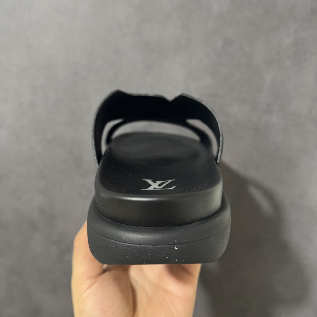 图片[4]-【X1版本】26新款配色 Louis Vuitton Portofion系列牛皮革满印拖鞋 原版一比一开发 驴家 L家 Portofion 经典系列 2026最新经典款拖鞋款式 经典压花系列传承Trainer设计 今年绝比小爆款系列 高端零售可主推款。 原版一比一开发 专柜正品以发售 平台开始预售已上架，Zp10000+ 品质超赞👍 全鞋全真牛皮 私模独立开发原大底 市场独家 压花工艺 原版几乎接近一致 全套专柜一致包装。 尺码：40 41 42 43 44 45 46-选品中心